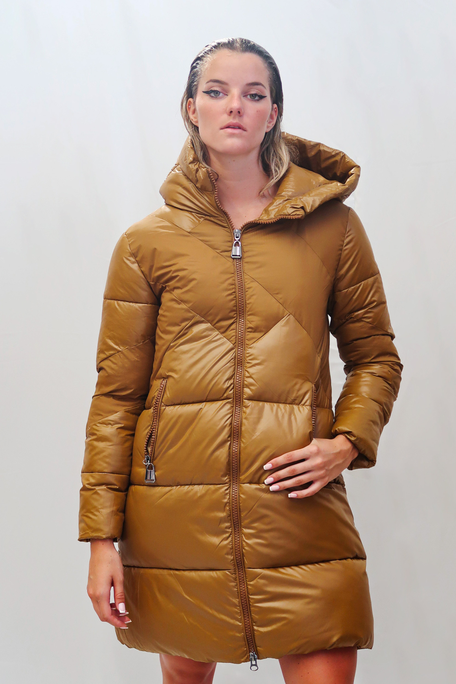 Grossiste QUEEN DRAMA - Manteau Technique avec Capuche, Fermeture Éclair Frontale et Deux Poches Zippées. Coupe Mi-Longue au Design Contemporain
