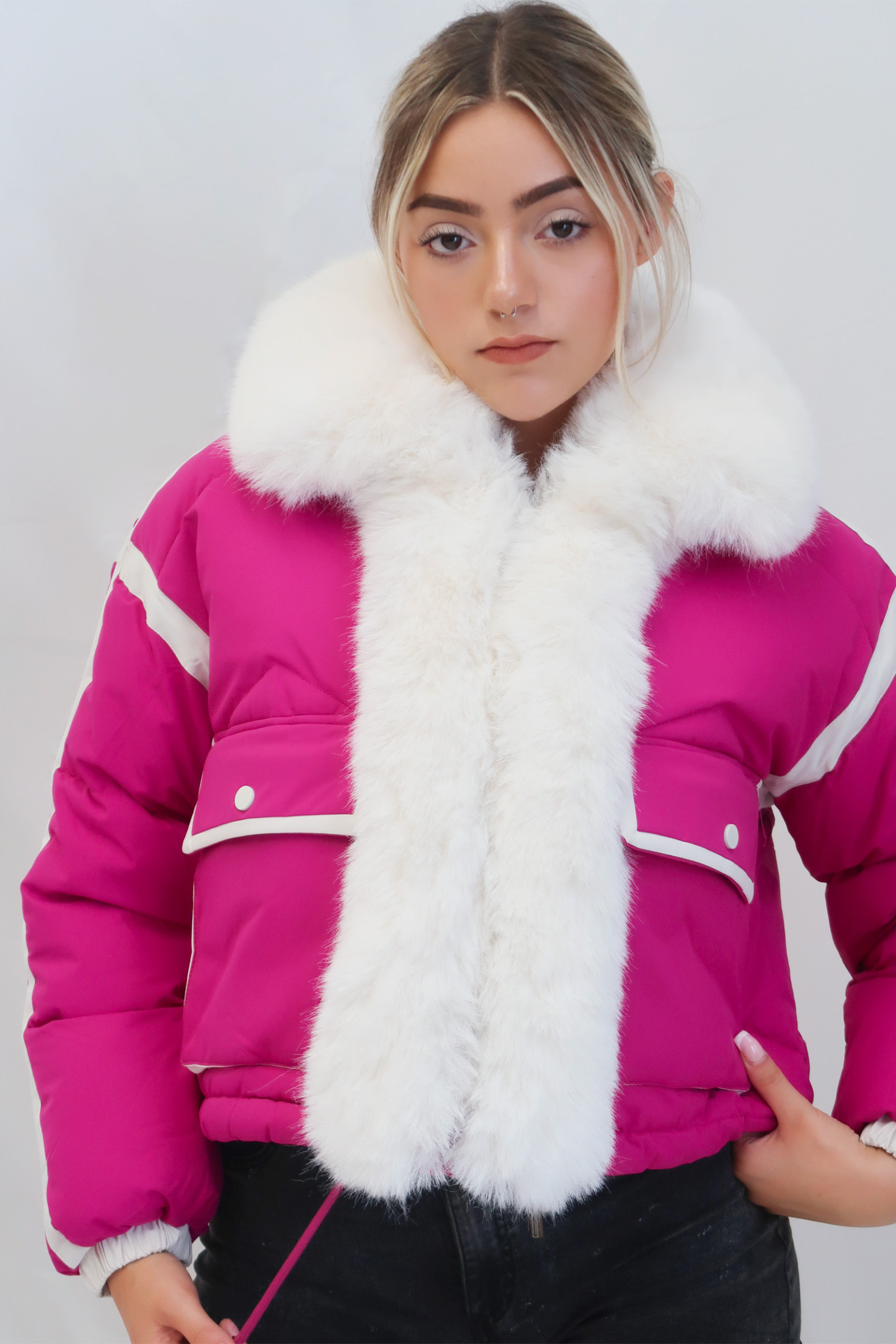 Grossiste QUEEN DRAMA - Cette veste oversize pour femme allie style et fonctionnalité avec des détails raffinés tels que le col montant en fausse fourrure amovible, les manches matelassées et l'ourlet réglable avec cordon de serrage. Le design contrasté apporte une touche modern