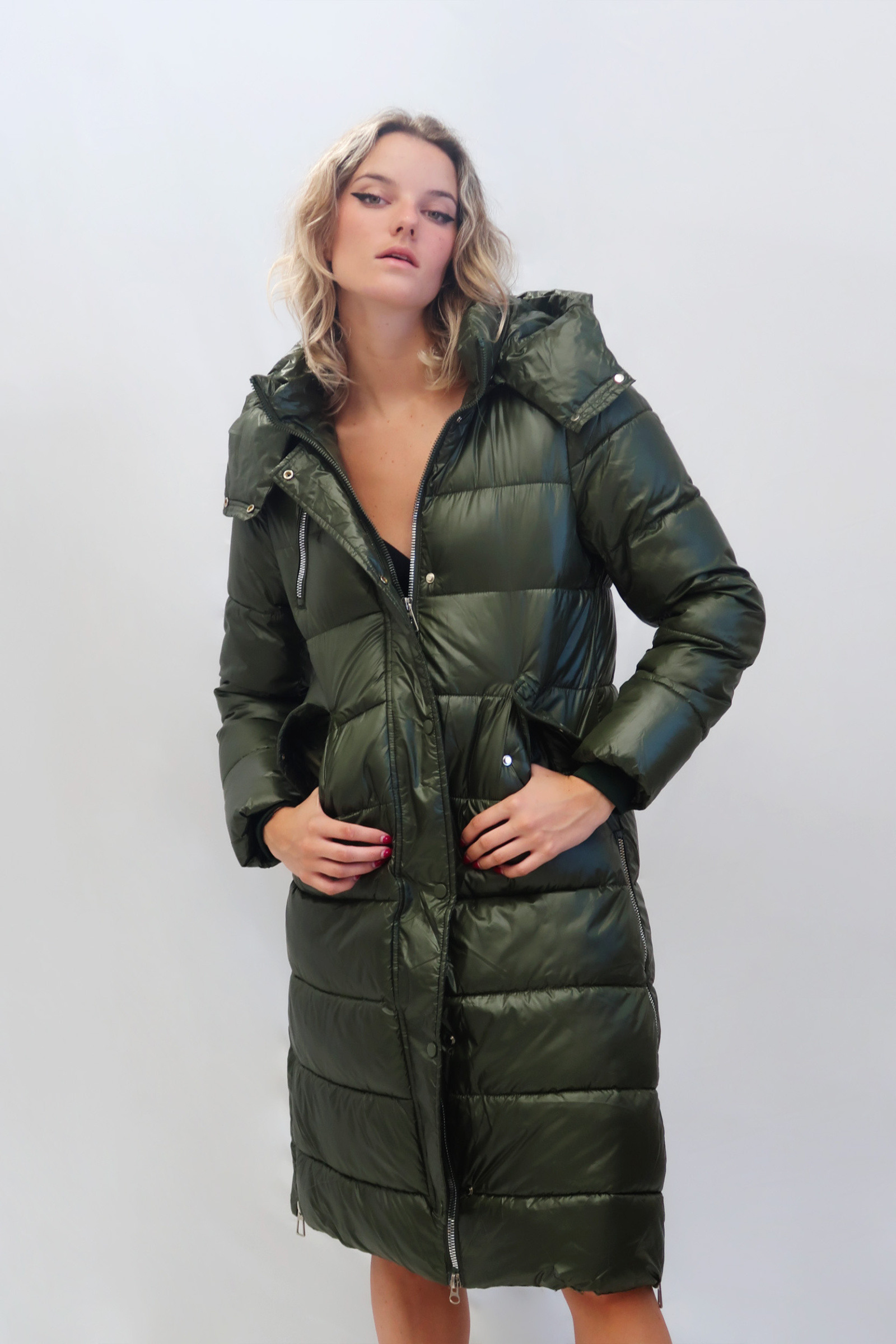 Grossiste QUEEN DRAMA - Manteau long pour femme avec fermeture frontale à zip et boutons, agrémenté d'une fente latérale réglable par fermeture éclair. Design matelassé à rayures pour un look sophistiqué et moderne.