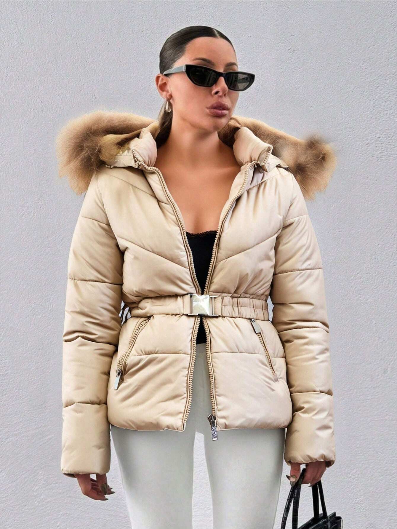 Großhändler QUEEN DRAMA - Kurze Damenjacke, gepolstert, winterlich, mit Gürtel und Kapuze aus echtem Fell, lange Ärmel, einfarbig und weicher Rand, perfekt für einen lässigen und modischen Look.