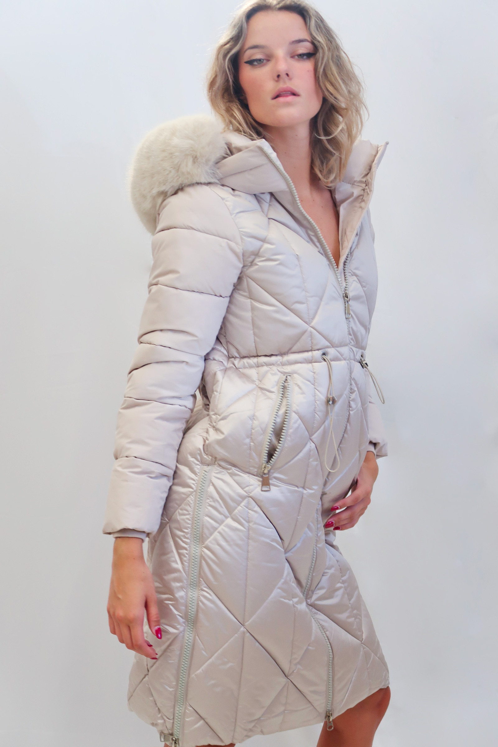 Grossiste QUEEN DRAMA - Manteau long matelassé avec motif à losanges, doté d'une fermeture éclair frontale, d'une capuche et d'une taille réglable par cordon. Deux poches pratiques complètent le design