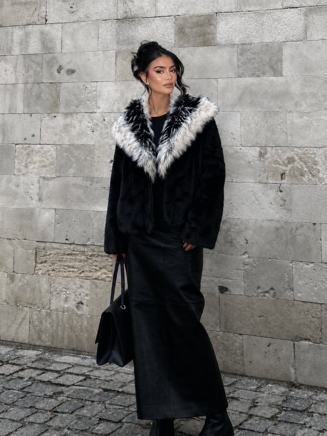 Wholesaler QUEEN DRAMA - Beige faux fur with a maxi two-tone collar