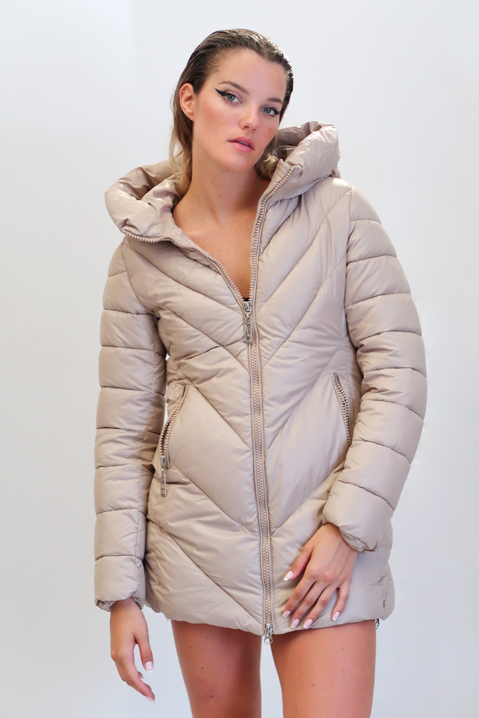 Grossiste QUEEN DRAMA - Manteau femme matelassé en V, avec fermeture éclair, poches latérales et capuche pour une protection totale.