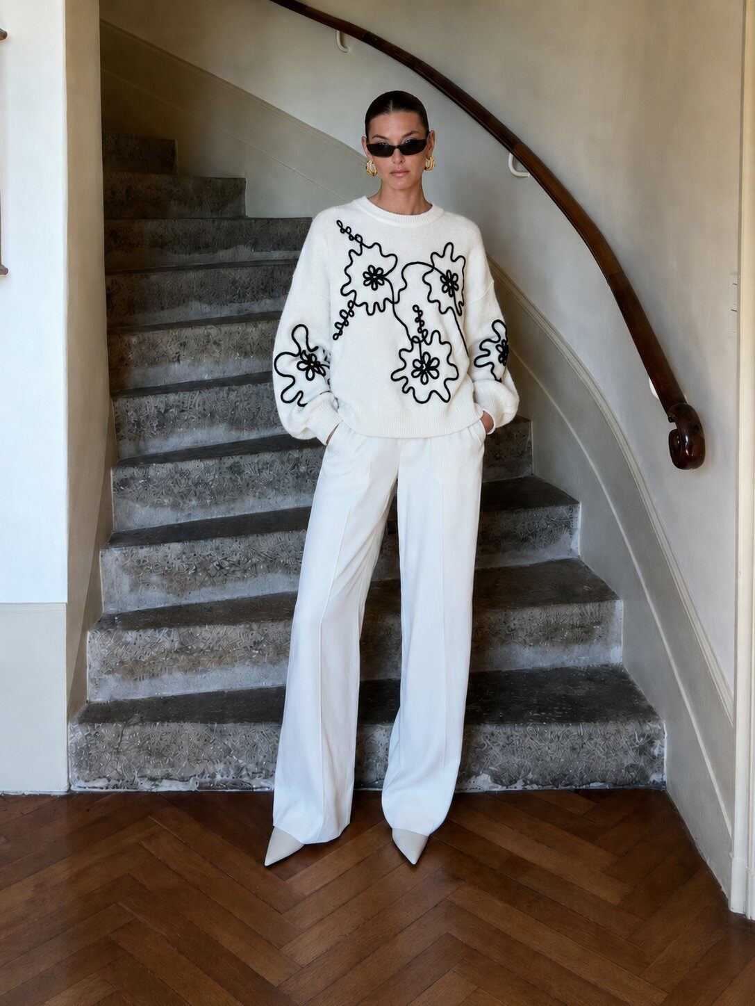 Wholesaler QUEEN DRAMA - Short wool-blend sweater with floral design crafted in contrasting threads