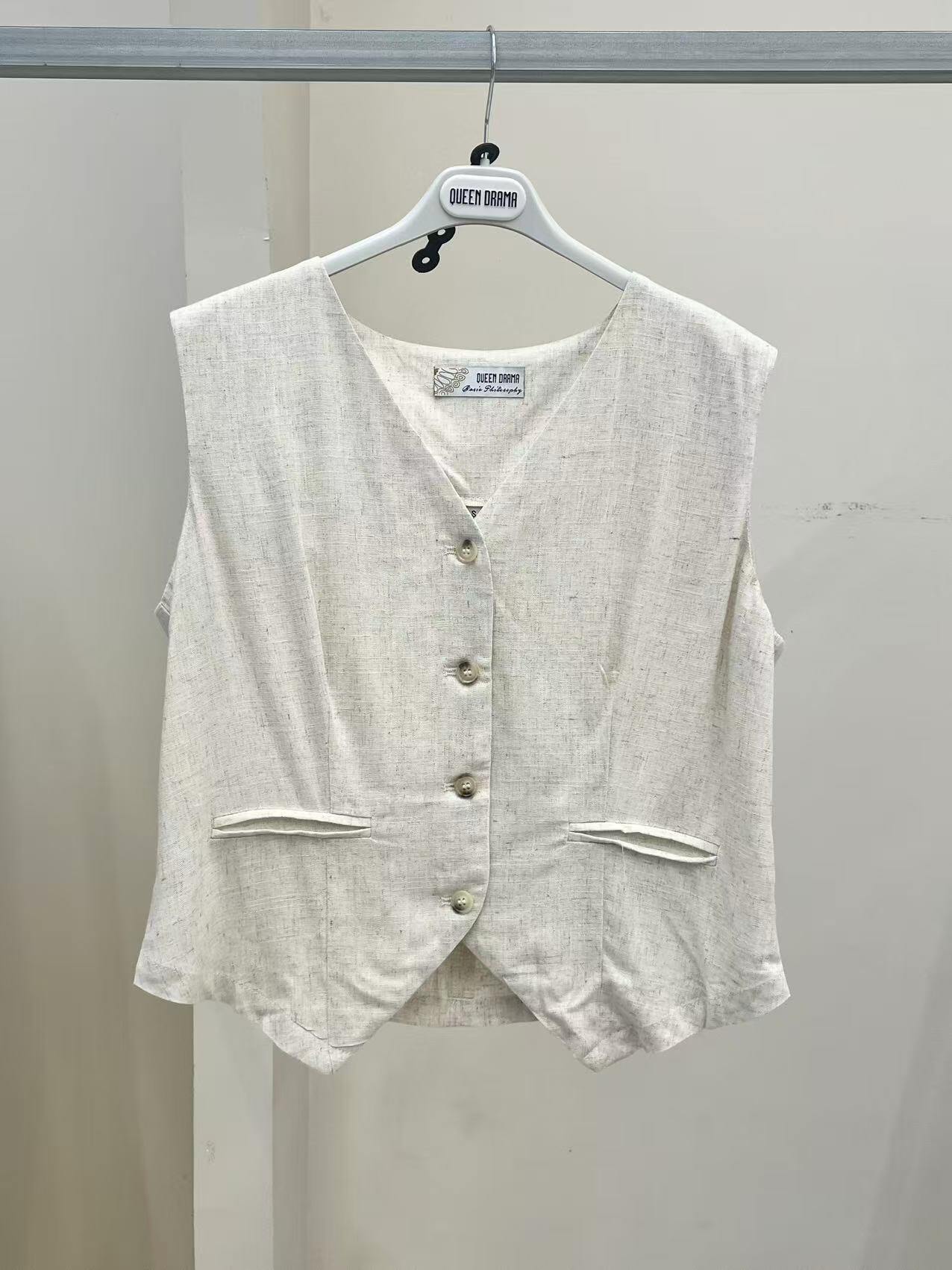Wholesaler QUEEN DRAMA - Women's sleeveless vest with V-neck, front buttons, cropped cut, and irregular hem