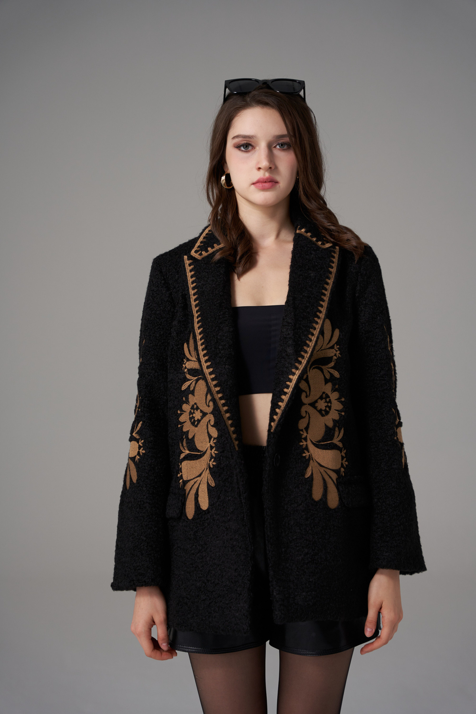 Grossiste QUEEN DRAMA - Veste Femme en Bouclé avec Broderies Contrastées – Design Élégant avec Motifs Floraux, Coupe Oversize et Col Revers
