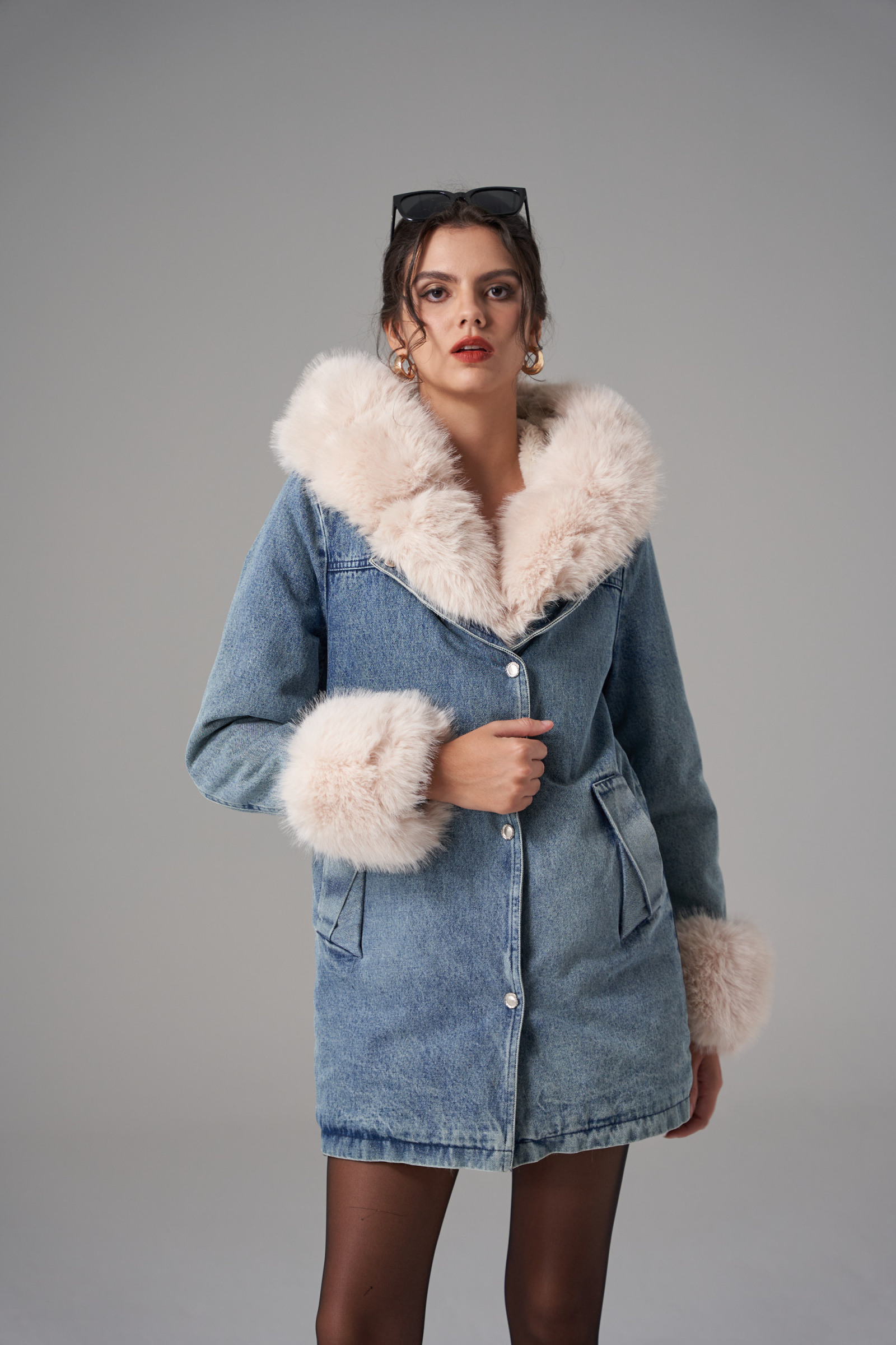 Grossiste QUEEN DRAMA - Veste mi-longue en jean avec décoration sur la capuche et manches en fausse fourrure, équipée de deux poches pratiques