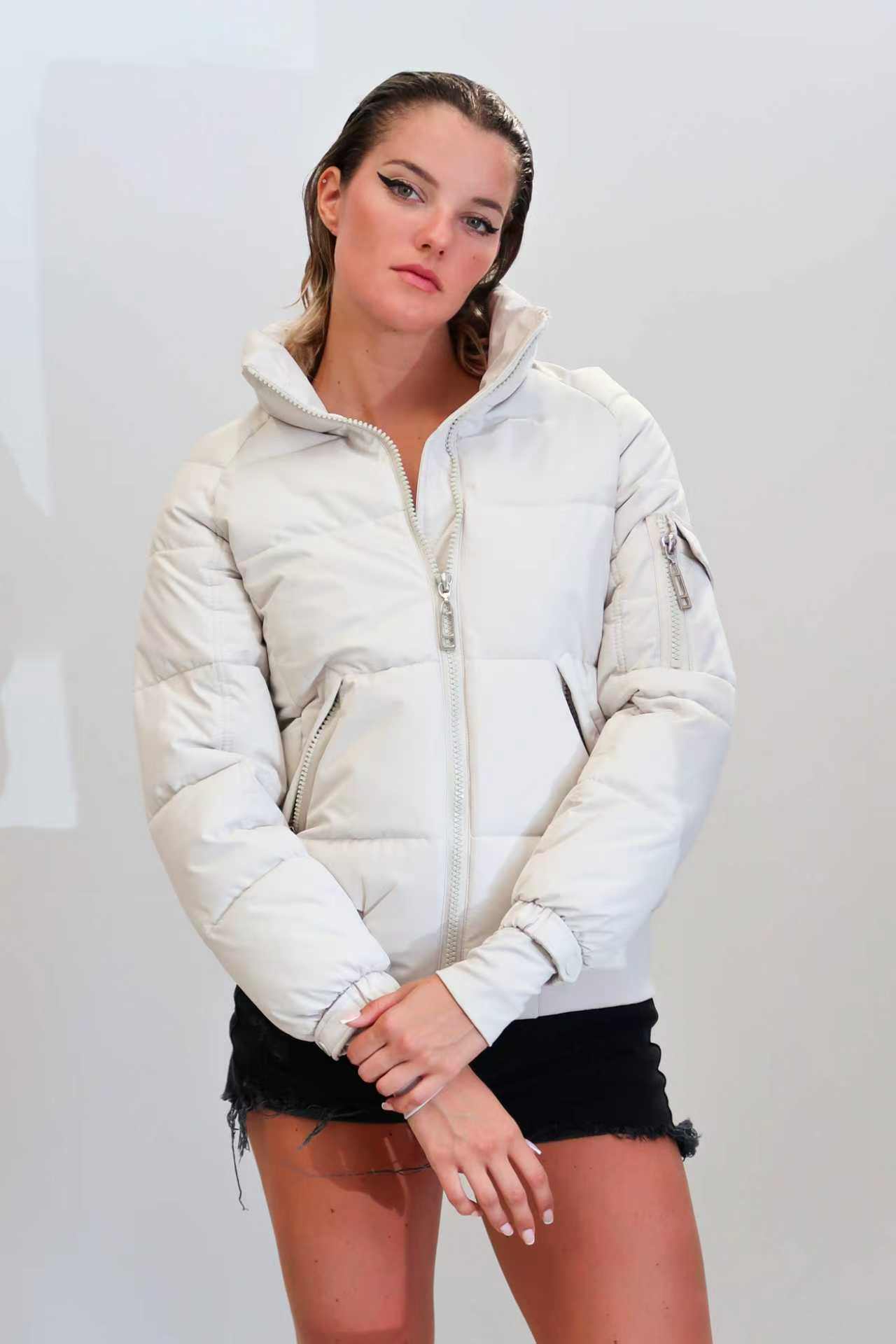 Grossiste QUEEN DRAMA - Veste matelassée pour femme en couleur unie, au design féminin et contemporain, chaude mais légère, idéale pour affronter avec style les journées froides d'automne et d'hiver. Fermeture frontale à zip et silhouette épurée pour un look pratique et élégant.
