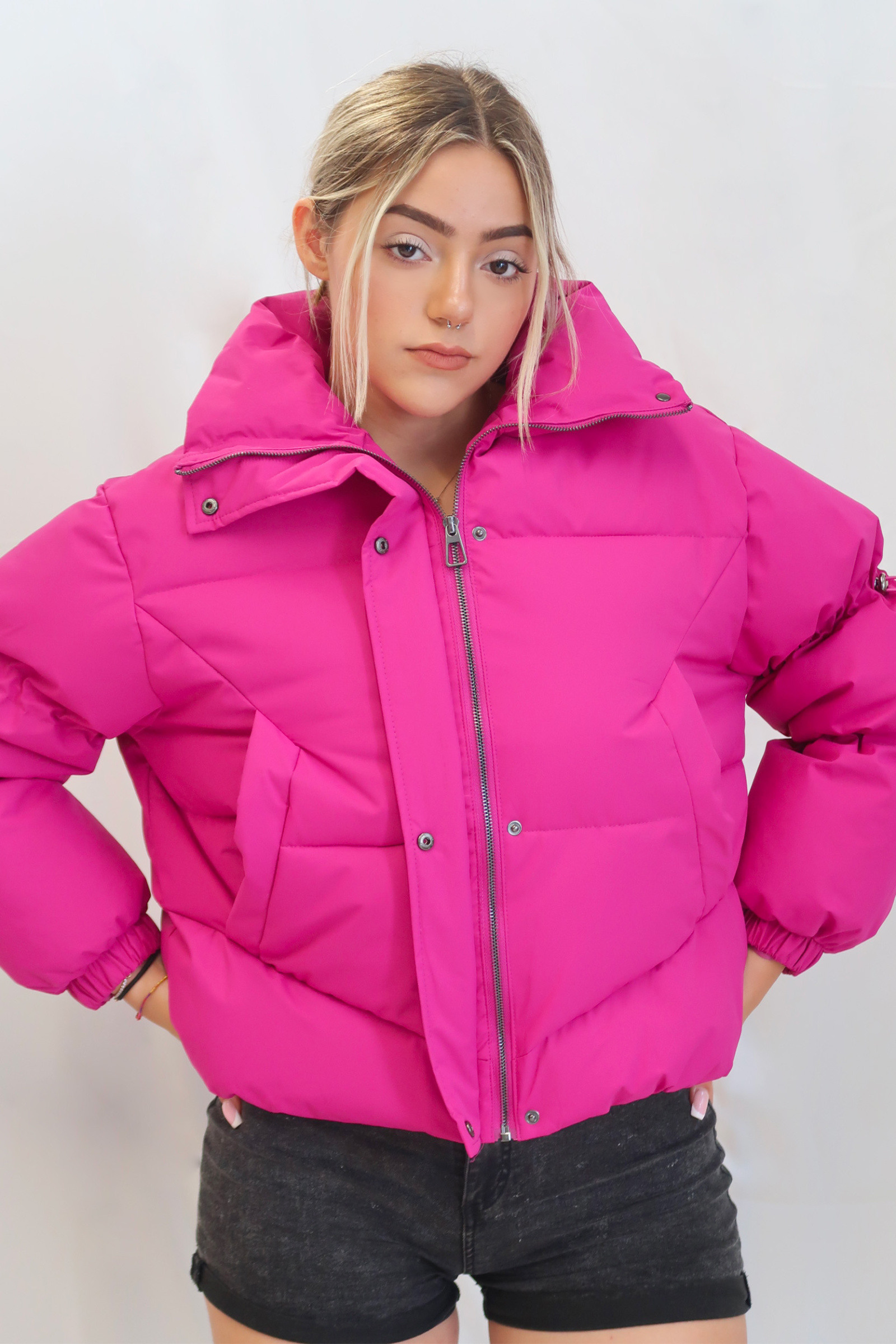 Grossiste QUEEN DRAMA - Doudoune courte matelassée avec fermeture éclair frontale, col montant, manches longues avec poignets élastiques, silhouette oversize, deux poches latérales, style sportif mais moderne, parfait pour un look décontracté ou streetwear hivernal, design matel