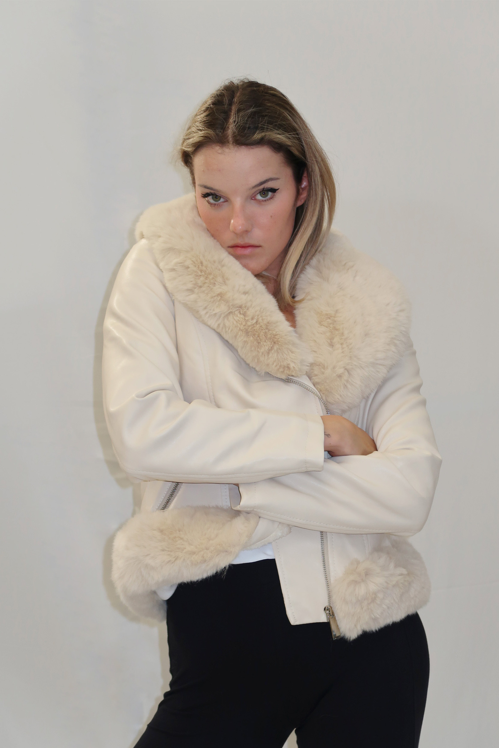 Grossiste QUEEN DRAMA - Veste Courte en Similicuir avec Ceinture : Élégance Moderne pour un Look Féminin et Sophistiqué