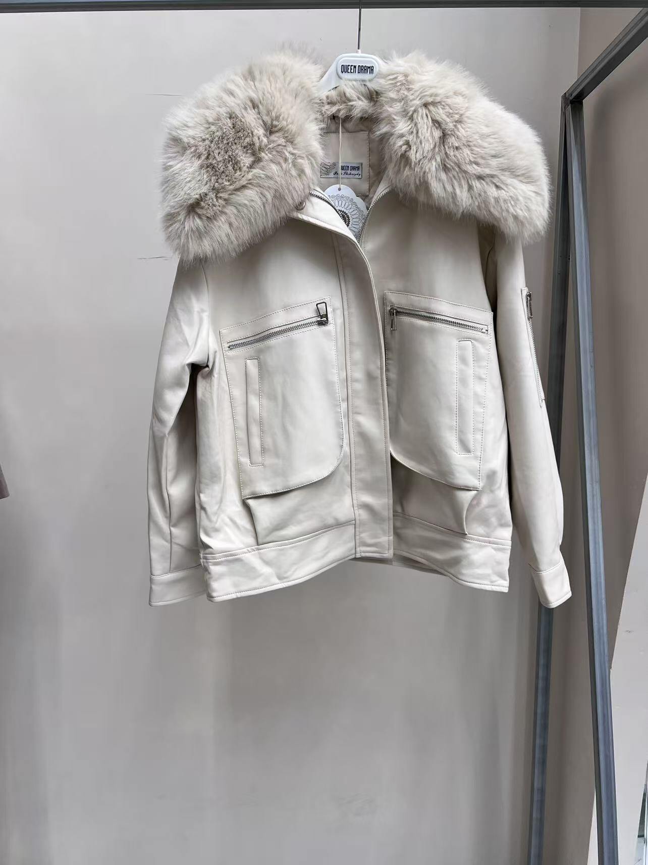 Grossiste QUEEN DRAMA - Fourrure Courte Oversize avec Poches : Confort et Style en une Seule Pièce