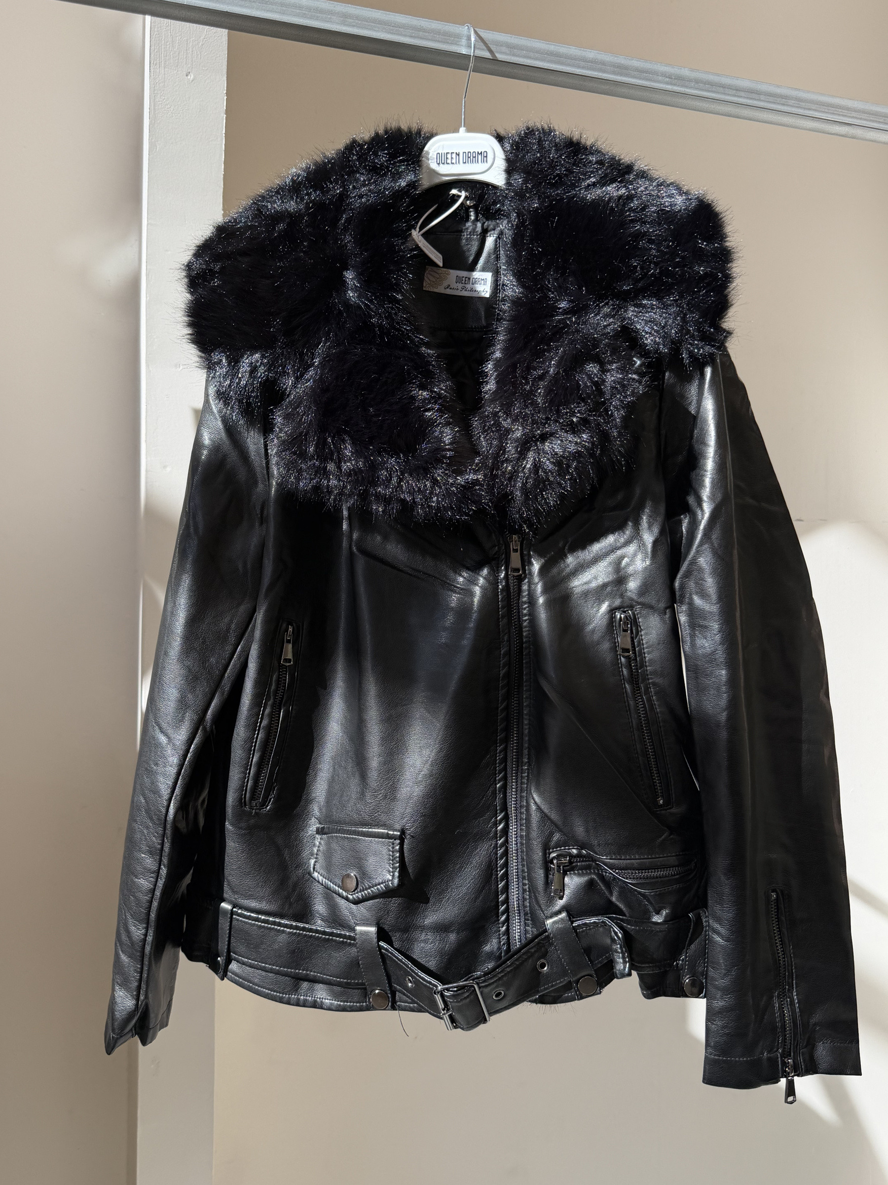 Wholesaler QUEEN DRAMA - Women's Leather Jacket with Faux Fur Collar, Symmetrical Closure and Biker Details – Slim, Bold and Elegant Design for Winter