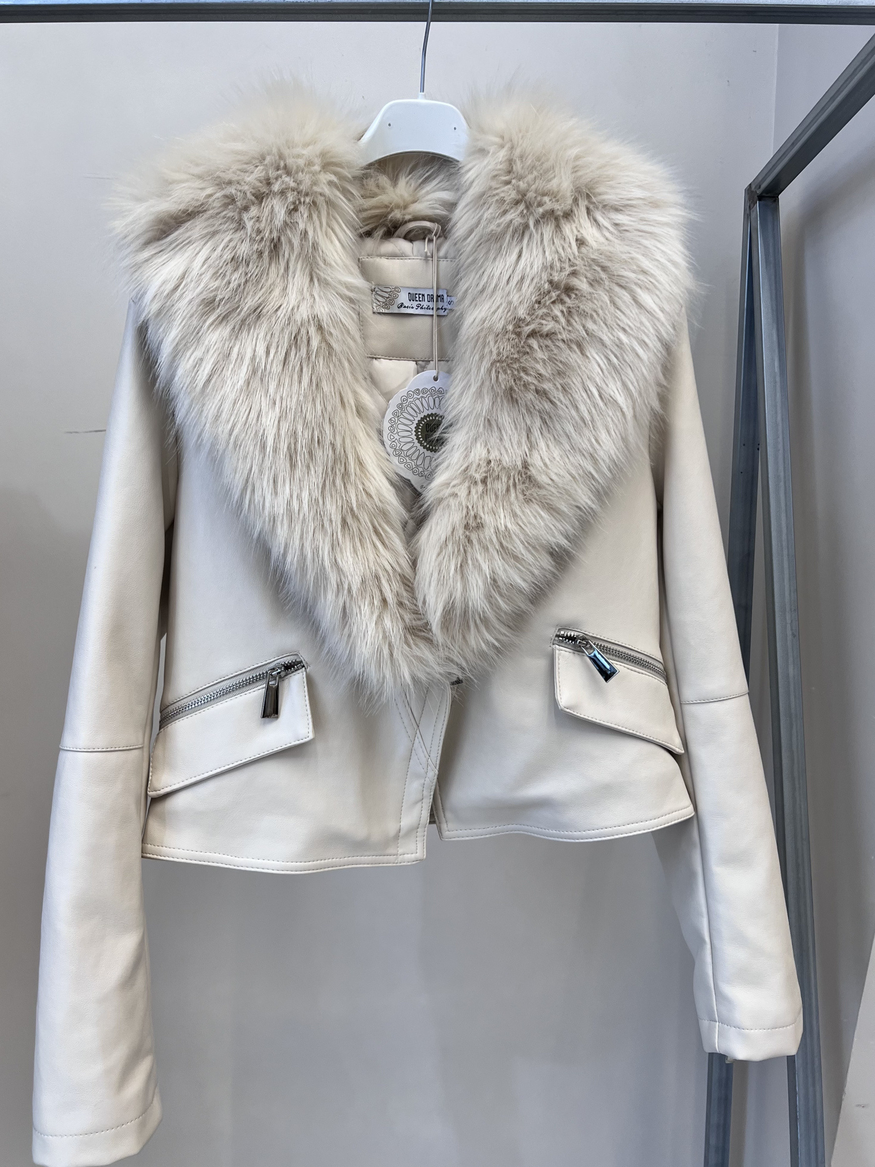 Grossiste QUEEN DRAMA - Veste Courte en Similicuir avec deux poches décoratives, fermeture éclair – L'Indispensable de l'Automne/Hiver 2025