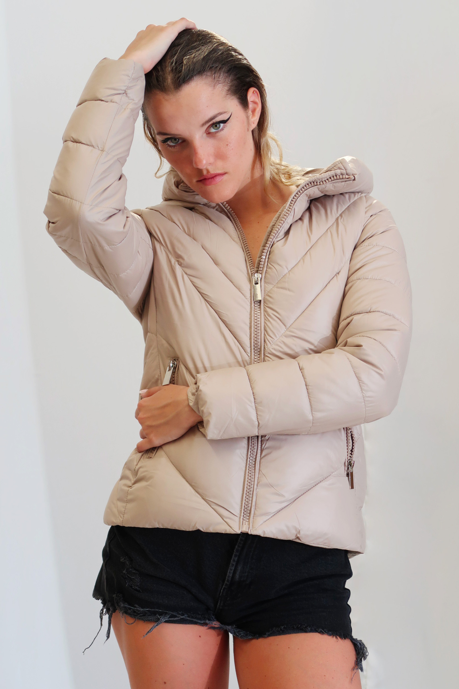 Grossiste QUEEN DRAMA - Doudoune courte pour femme avec matelassage léger et fermeture éclair. D'un design minimaliste et moderne, elle est idéale pour la mi-saison ou pour un hiver plus doux. Confort et style en une seule pièce.