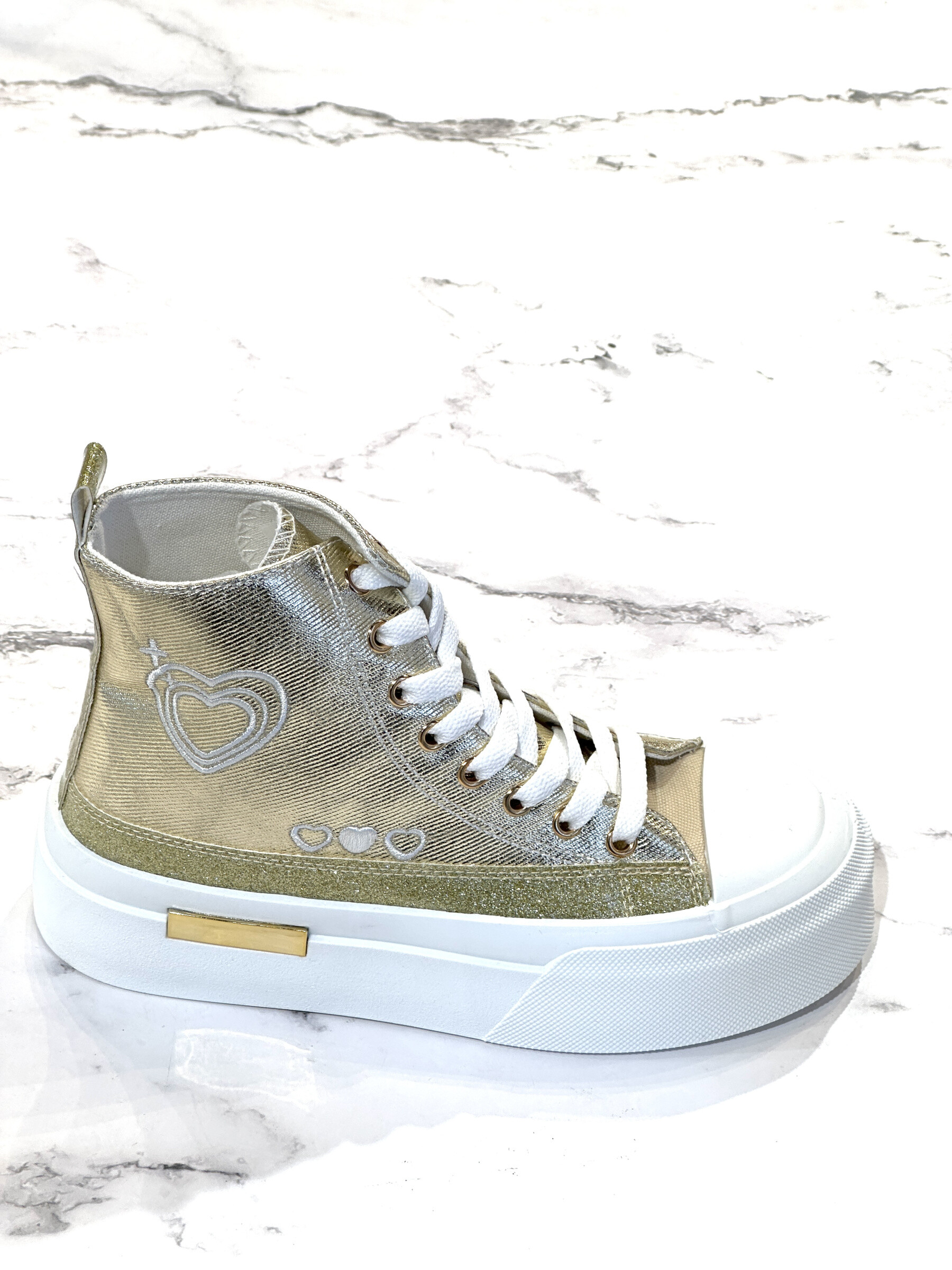 Grossiste R and BE - BK520  Basket semelle plateforme, chaussure montantes à lacets avec motif coeur