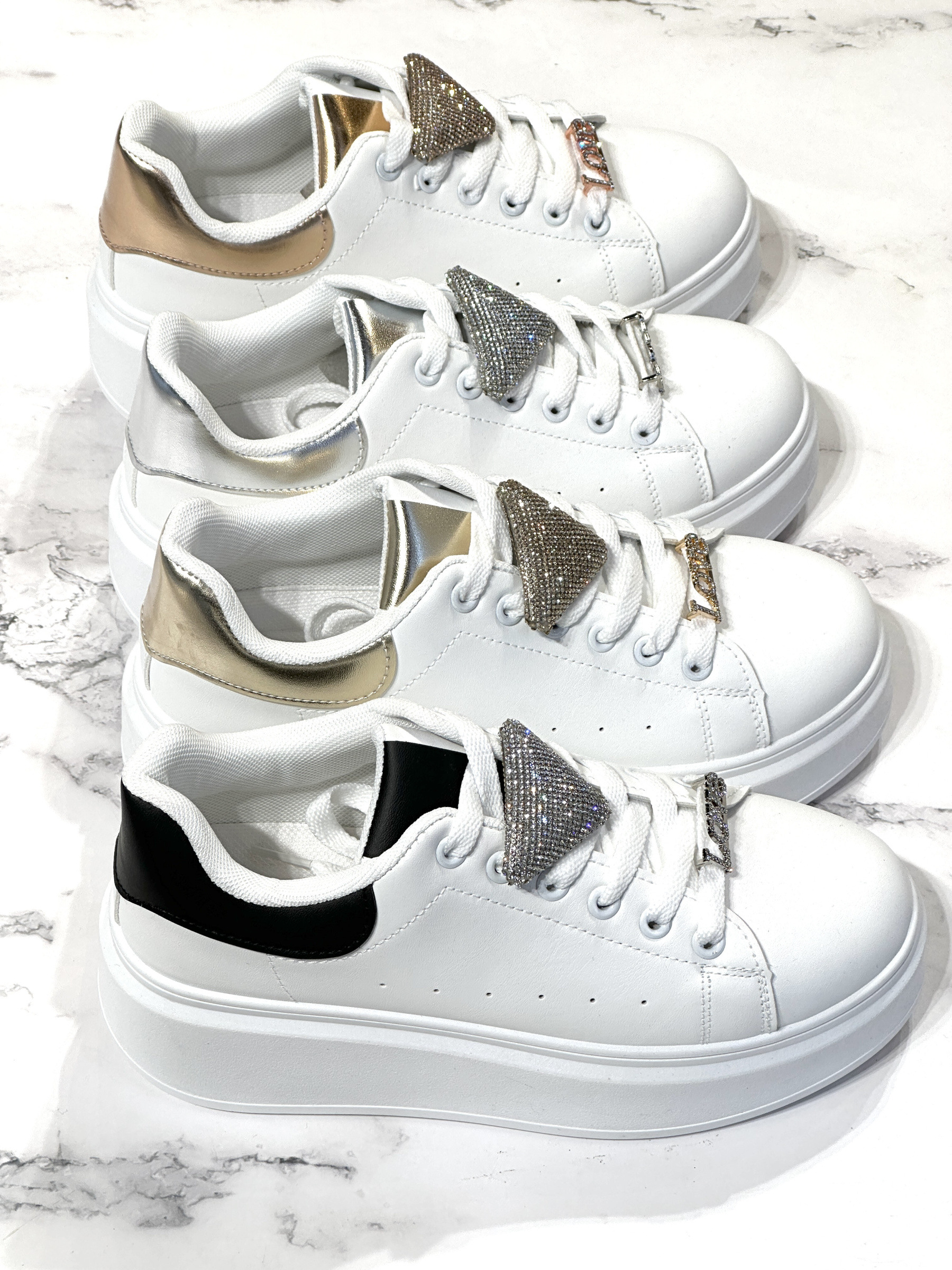 Mayorista R and BE - BK579 Fancy zapatillas blancas con hebilla de strass e inscripción LOVE