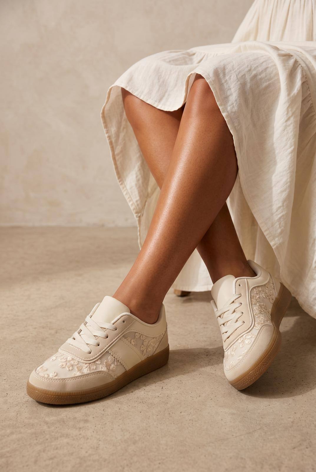 Grossiste R and BE - Baskets en toile dentelle à fleurs et PU