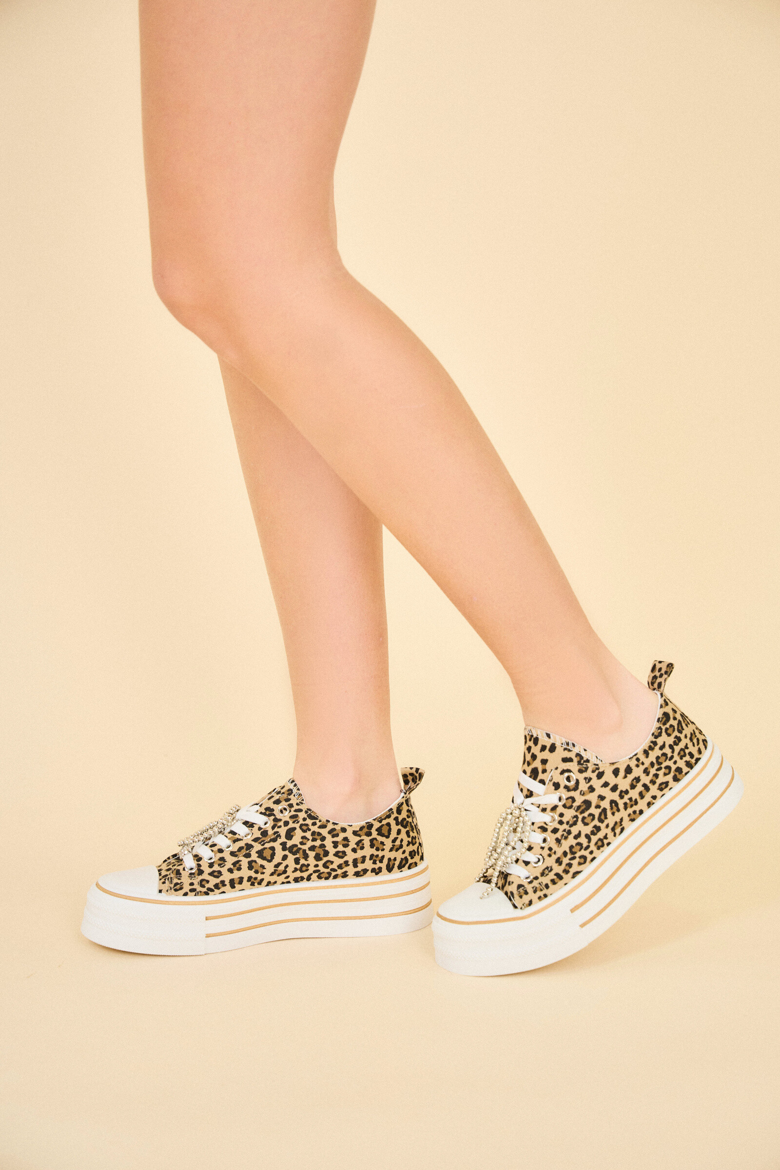 Großhändler R and BE - Turnschuhe mit klobiger Sohle und Modeschmuck