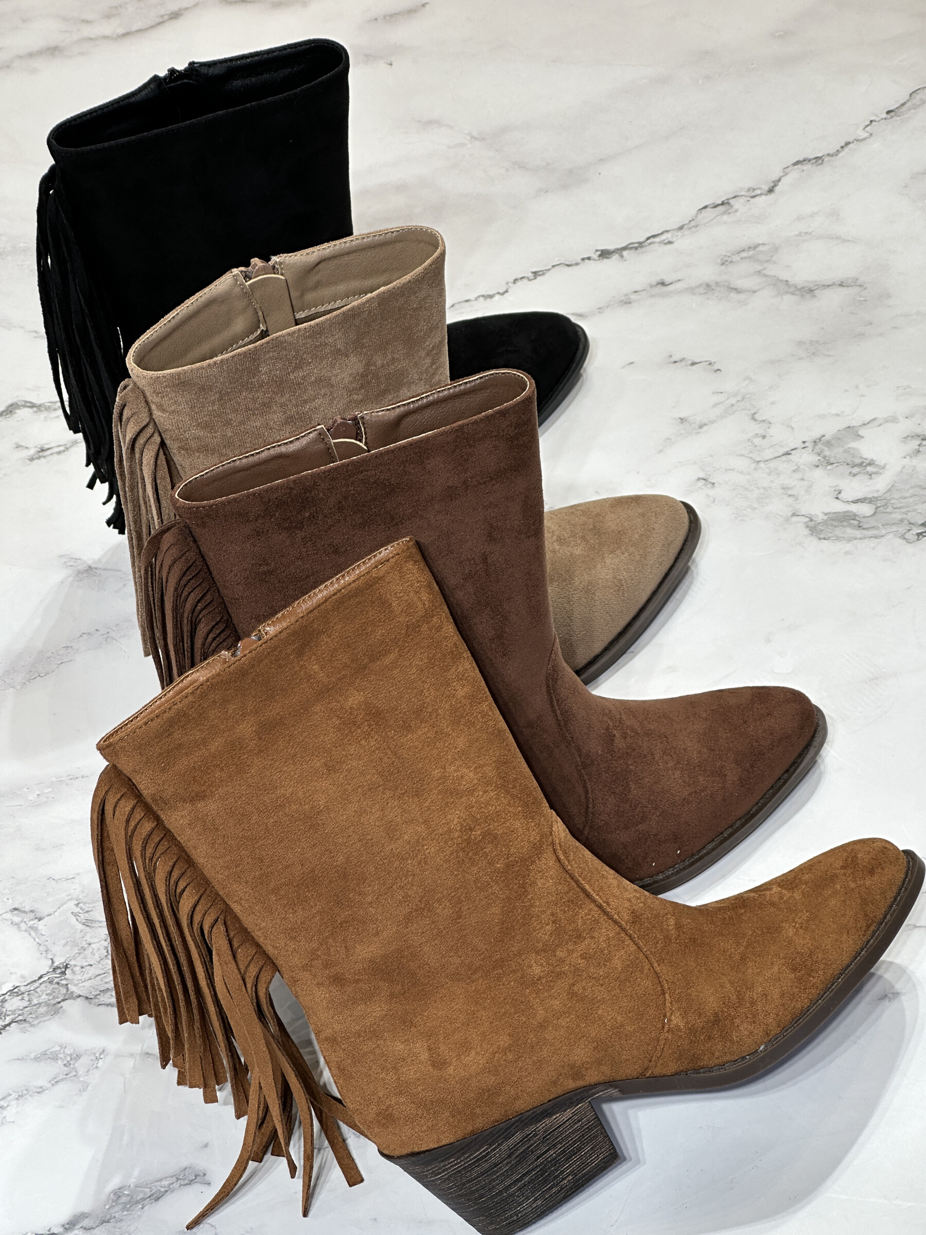 Großhändler R and BE - Wildleder-Stiefelette mit hinteren Fransen