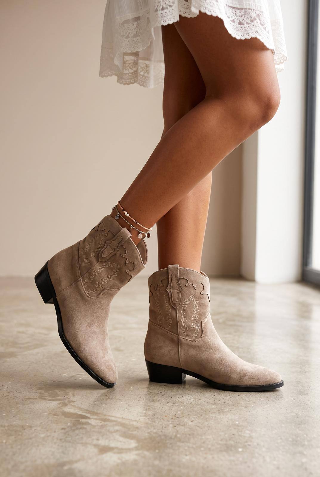 Grossiste R and BE - Bottines style santiag à enfiler en suédine
