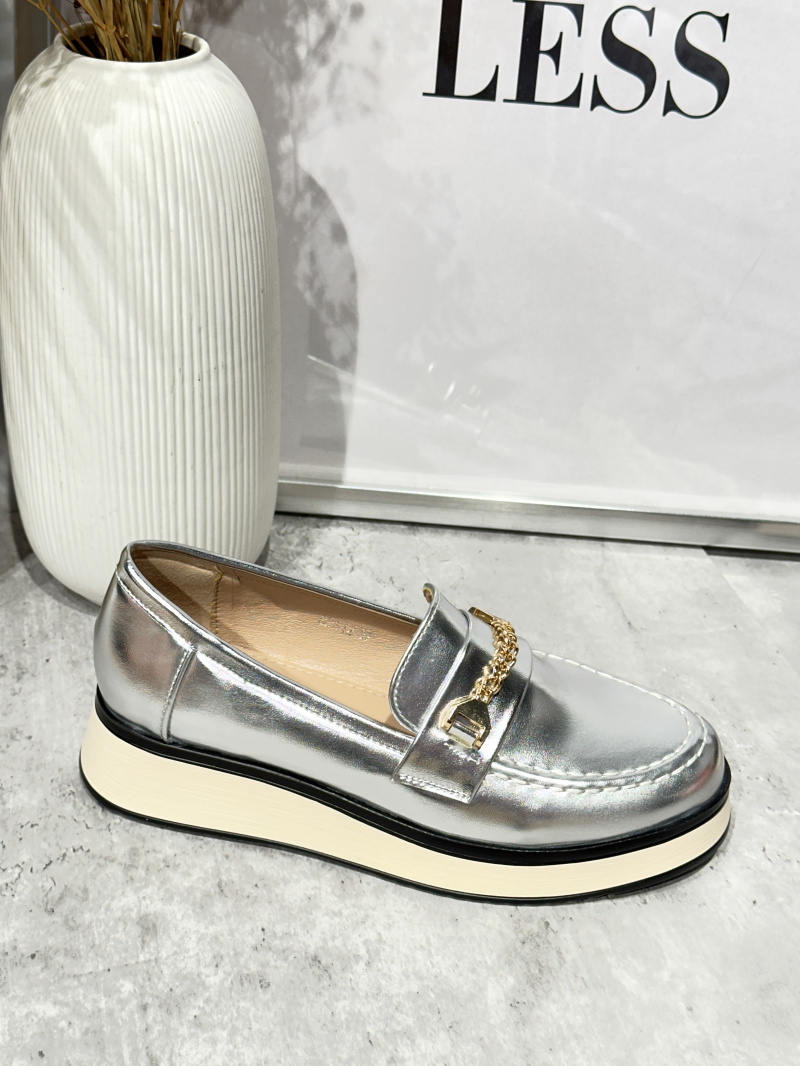 Wholesaler R and BE - Comfortable moccasins with detail and gold chain