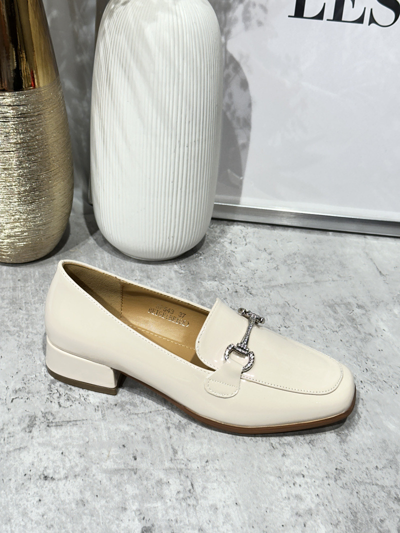 Mayorista R and BE - Mocasines de charol y tacones con cadena de strass.