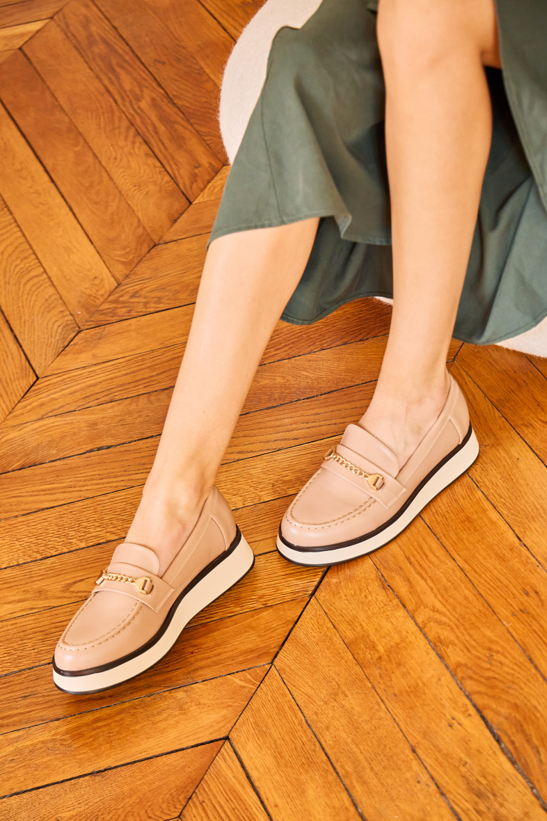 Wholesaler R and BE - Comfortable moccasins with detail and gold chain