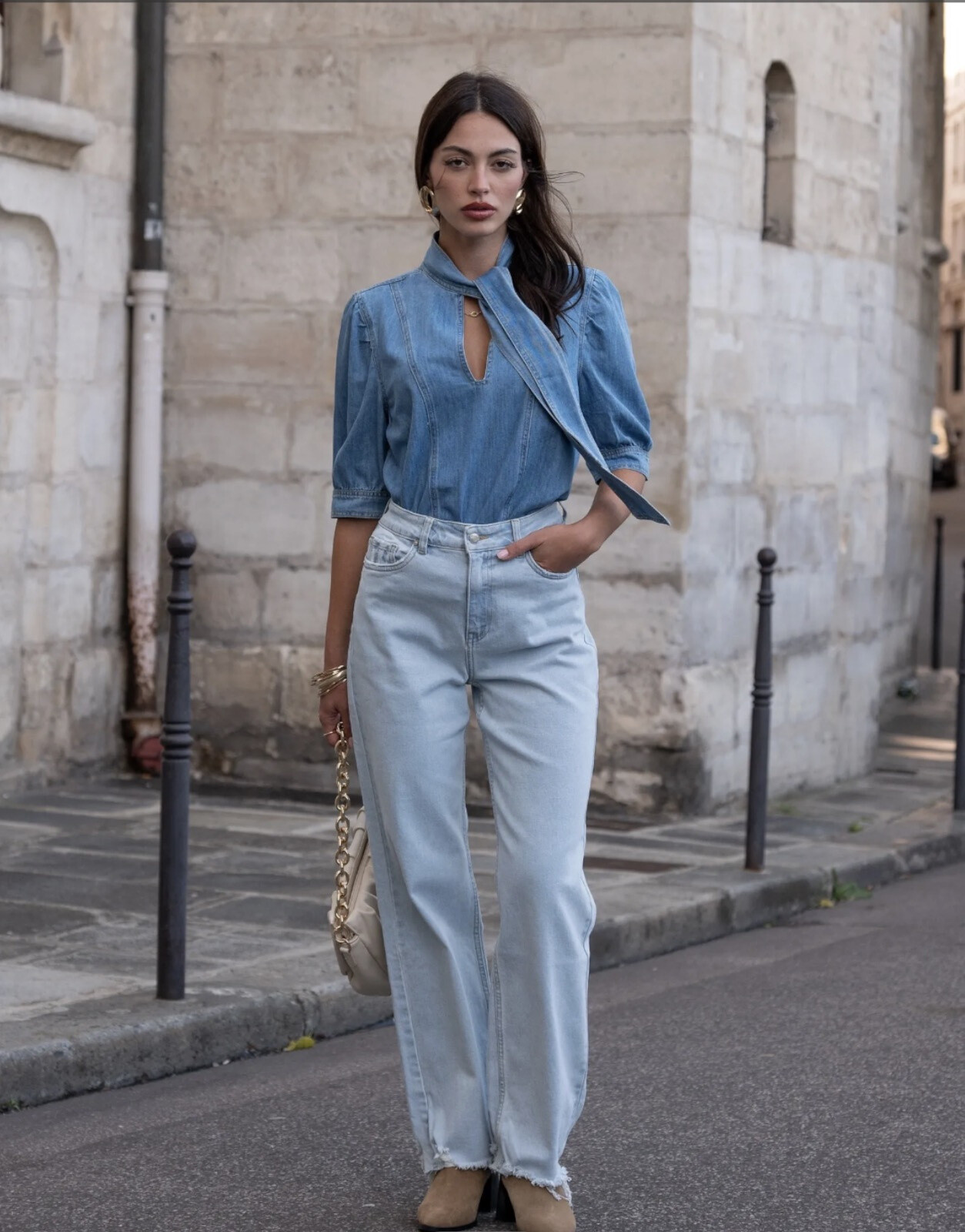 Women's shirt in cotton and polyester, ideal for the spring/summer season, light and comfortable, made in China.