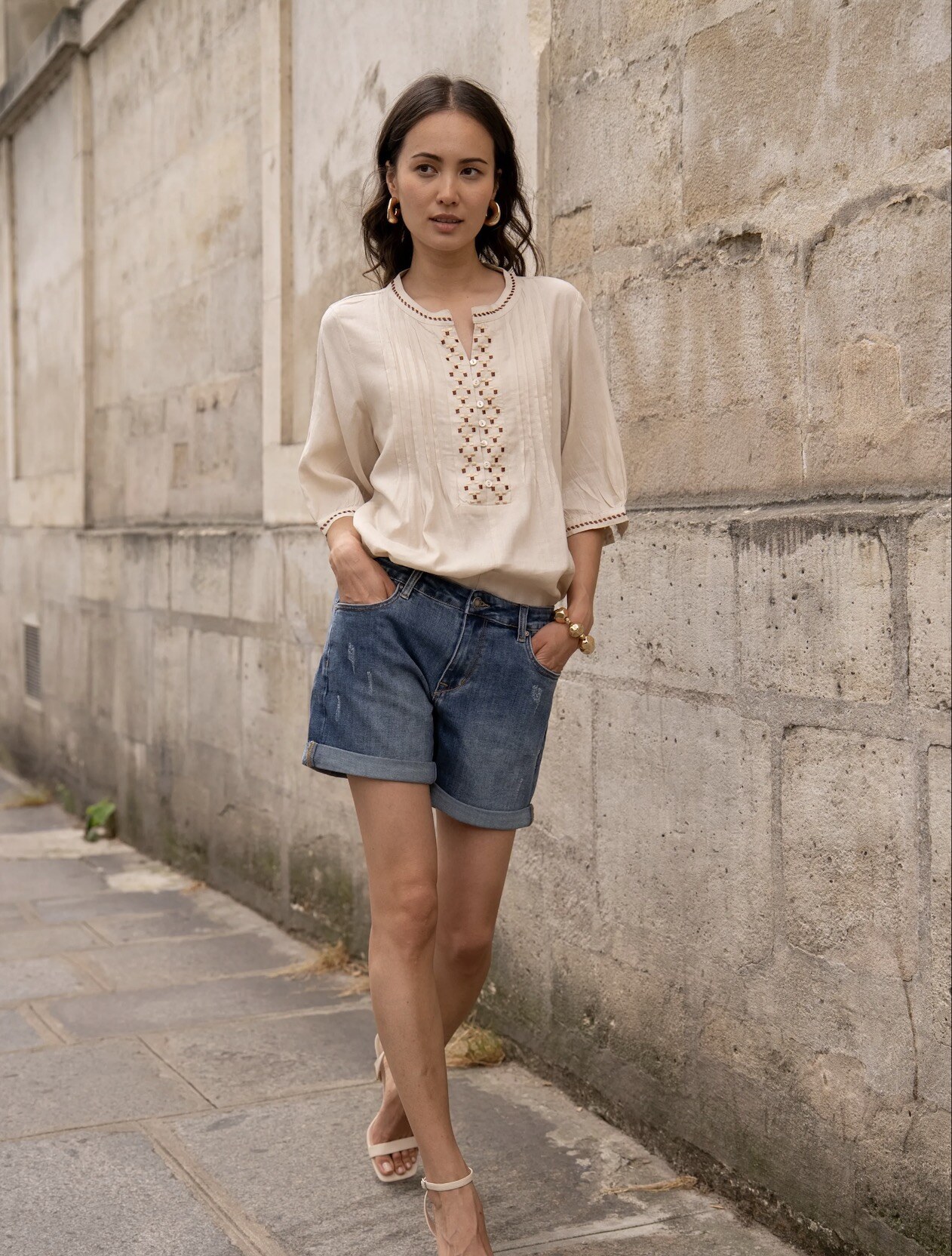 Stretch cotton shorts, ideal for summer, made in China, women's Spring/Summer 2025 collection. Comfort and style at your service.