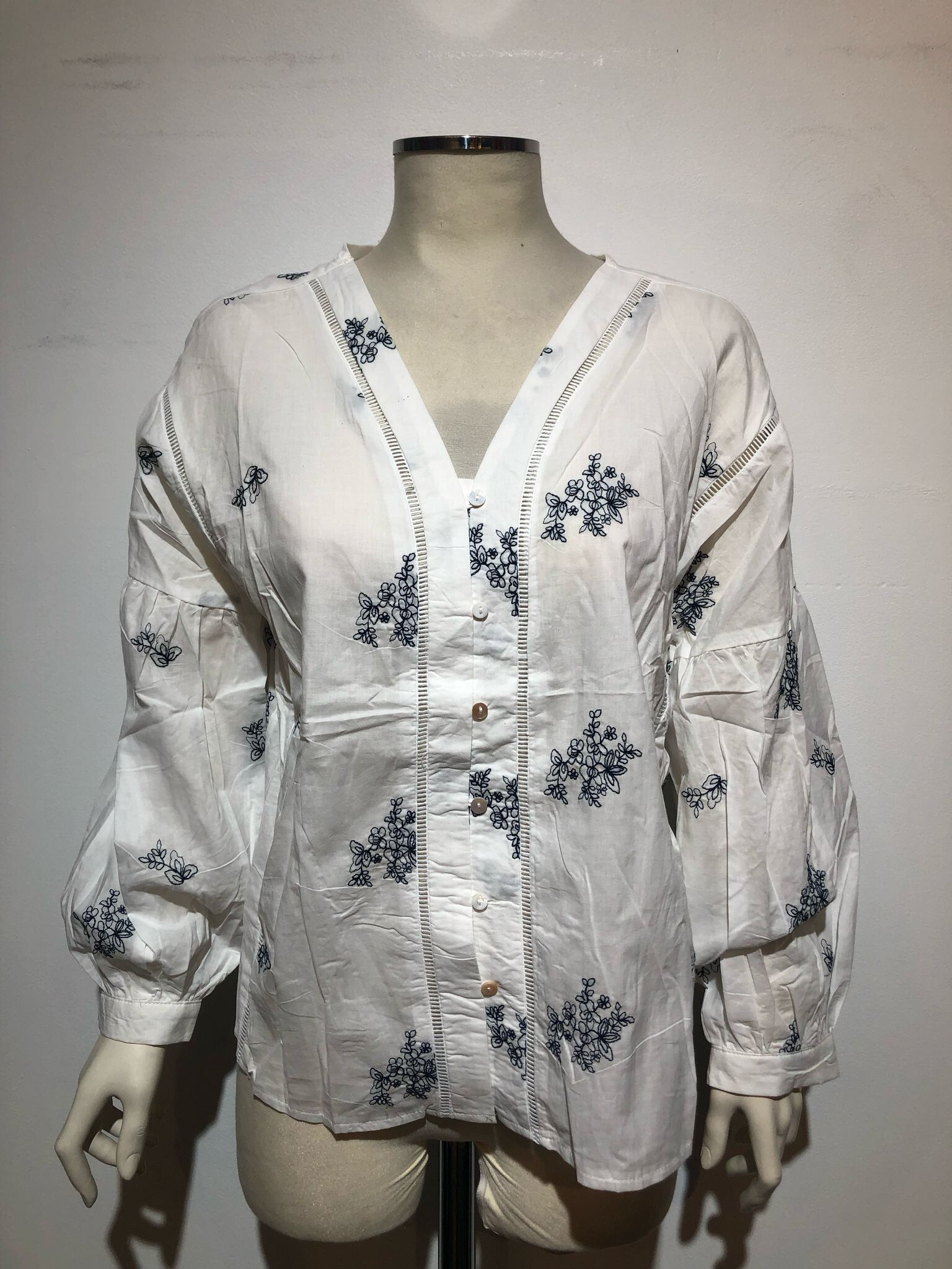 Wholesaler Revd'elle - Revd'elle - Shirt V -neck Fluent handle with flowery embroidery