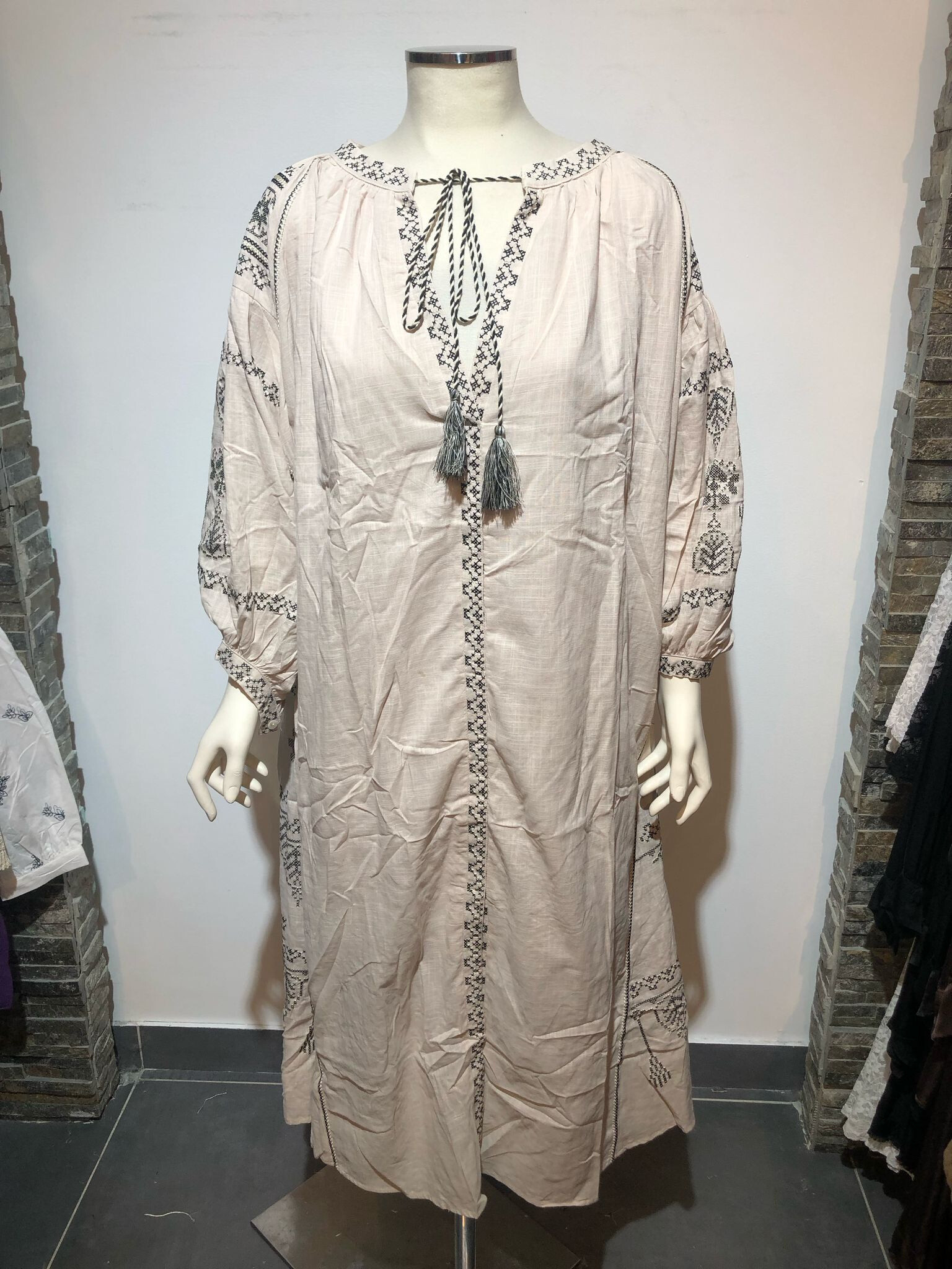 Wholesaler Revd'elle - Revd'elle - Long V -neck dress with knot and embroidery