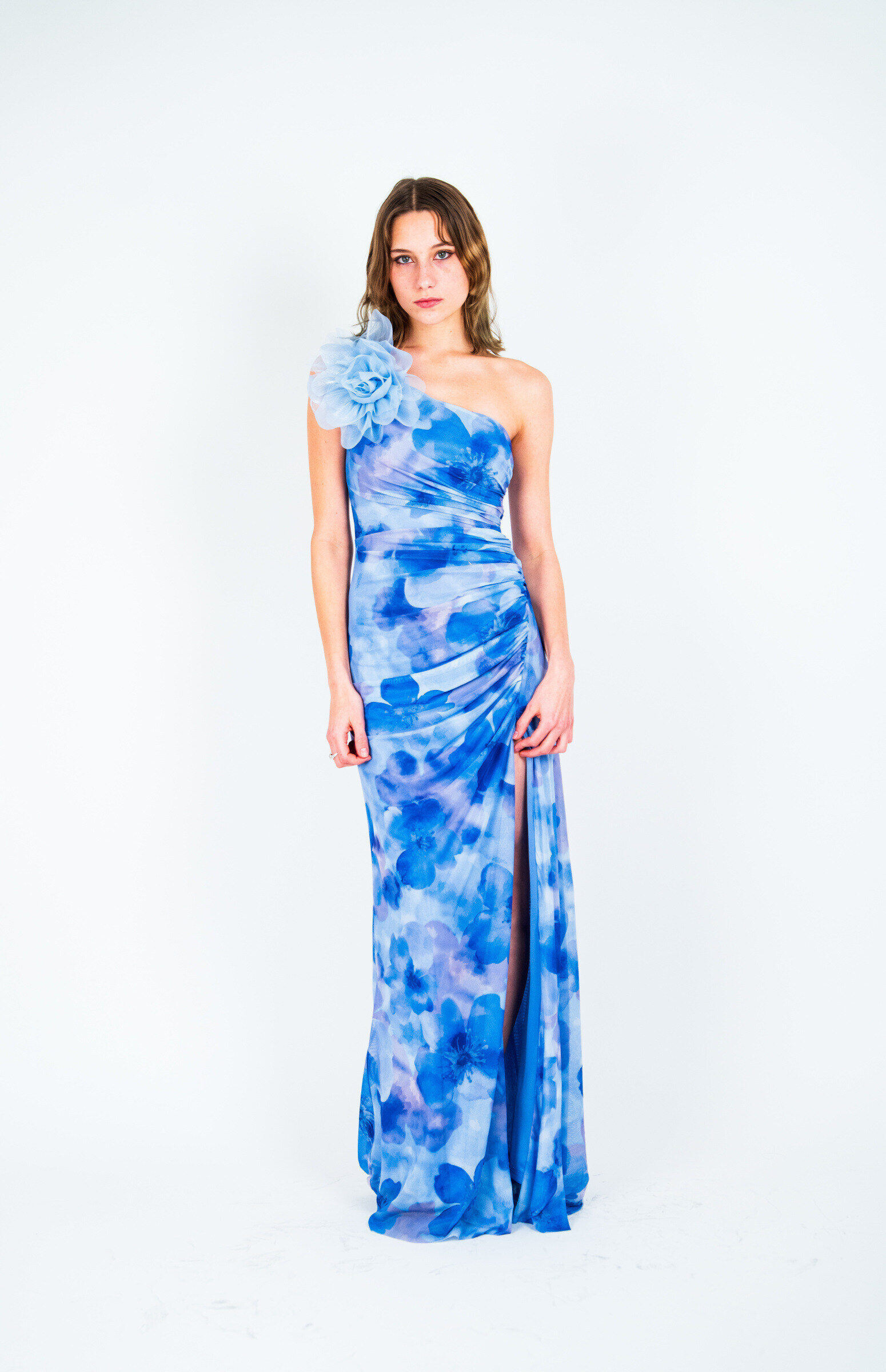 Grossiste REVEROSE by Lucas & Emma - SANOK - Robe longue de soirée asymétrique coupe sirène à détail fleur fente imprimé abstrait tie-dye