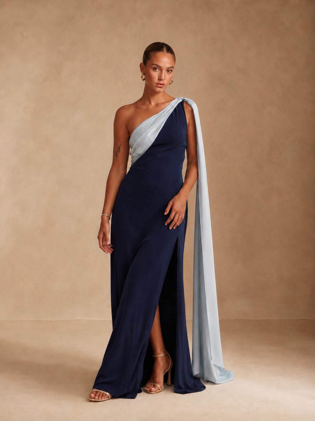 Grossiste REVEROSE by Lucas & Emma - CAGLIARI V2 - Robe longue de soirée asymétrique bi-colore à cape, coupe sirène moulante à fente