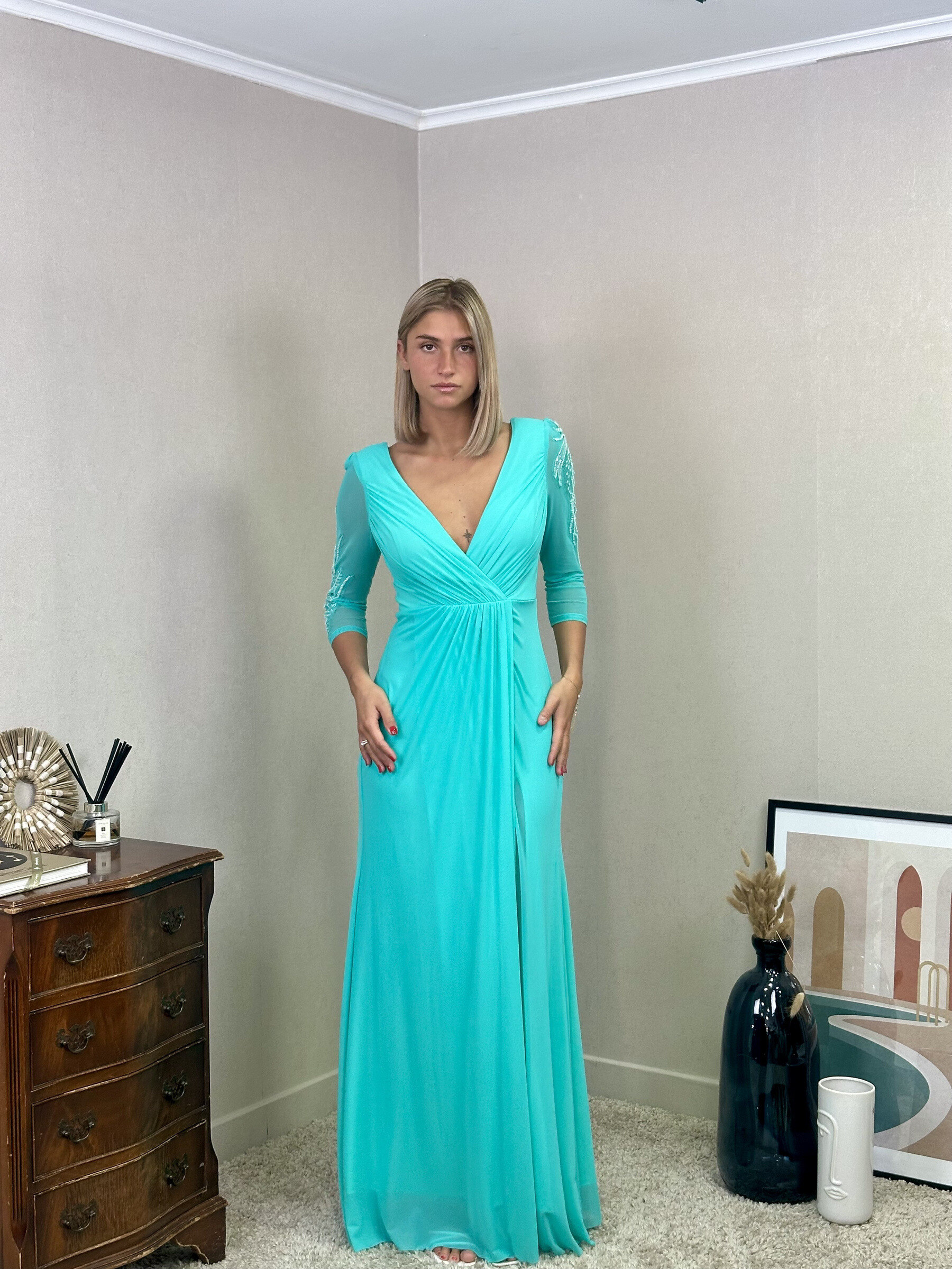 Grossiste REVEROSE by Lucas & Emma - VILNIUS - Robe longue élégante plissée cache-coeur à col V et manches longues brodées