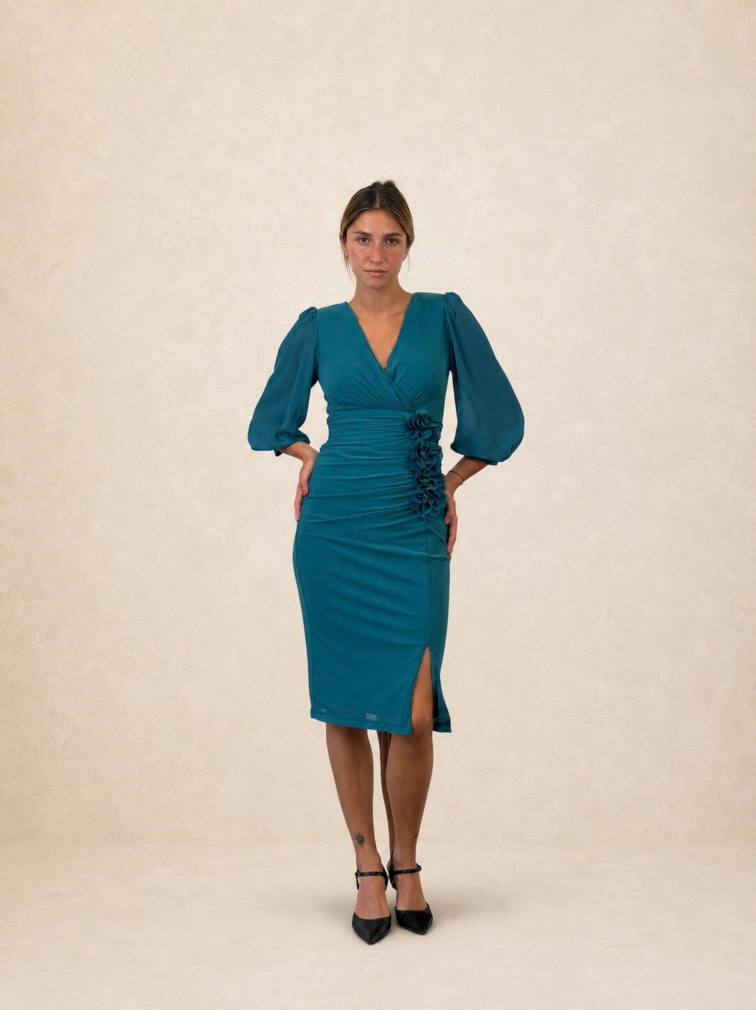 Mayorista REVEROSE by Lucas & Emma - ATAMI - Vestido midi de noche con escote cruzado, mangas abullonadas 3/4, detalle floral fruncido y abertura