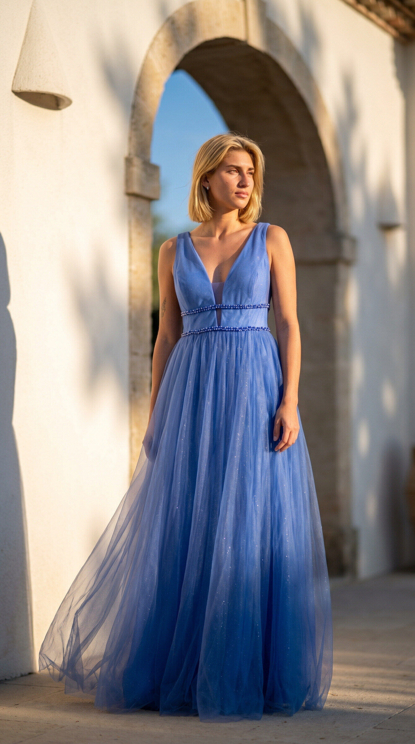 Grossiste REVEROSE by Lucas & Emma - BRATISLAVA - Robe longue de soirée à col V sans manches, tombé jupe tulle doublée et détail strass au buste