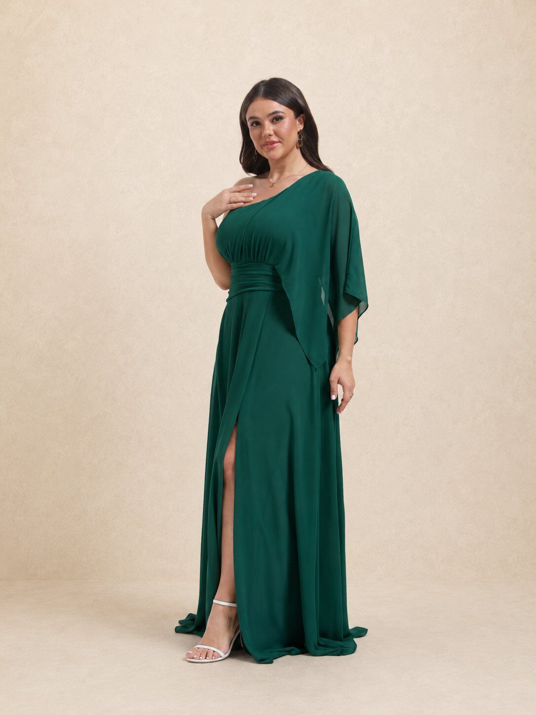 Grossiste REVEROSE by Lucas & Emma - ELBASAN - Robe longue de soirée à manches asymétrique avec volants et fente | GRANDES TAILLES