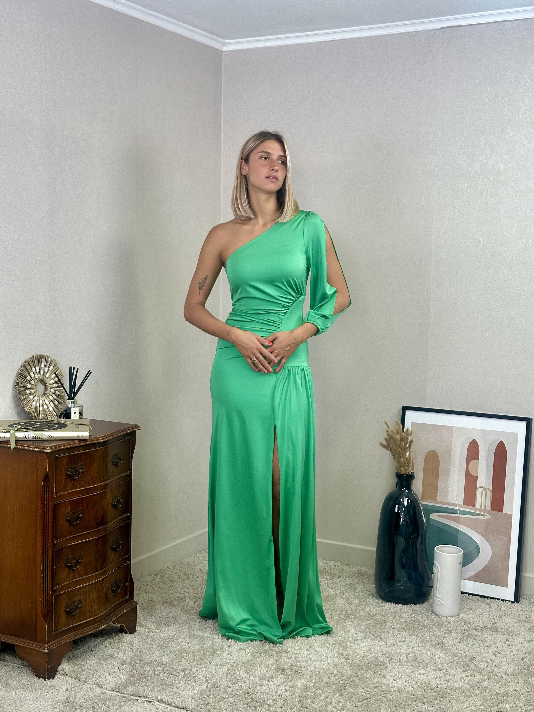 Grossiste REVEROSE by Lucas & Emma - MONACO - Robe longue de soirée à coupe sirène moulante asymétrique, manche unique ouverte évasée et fente avant