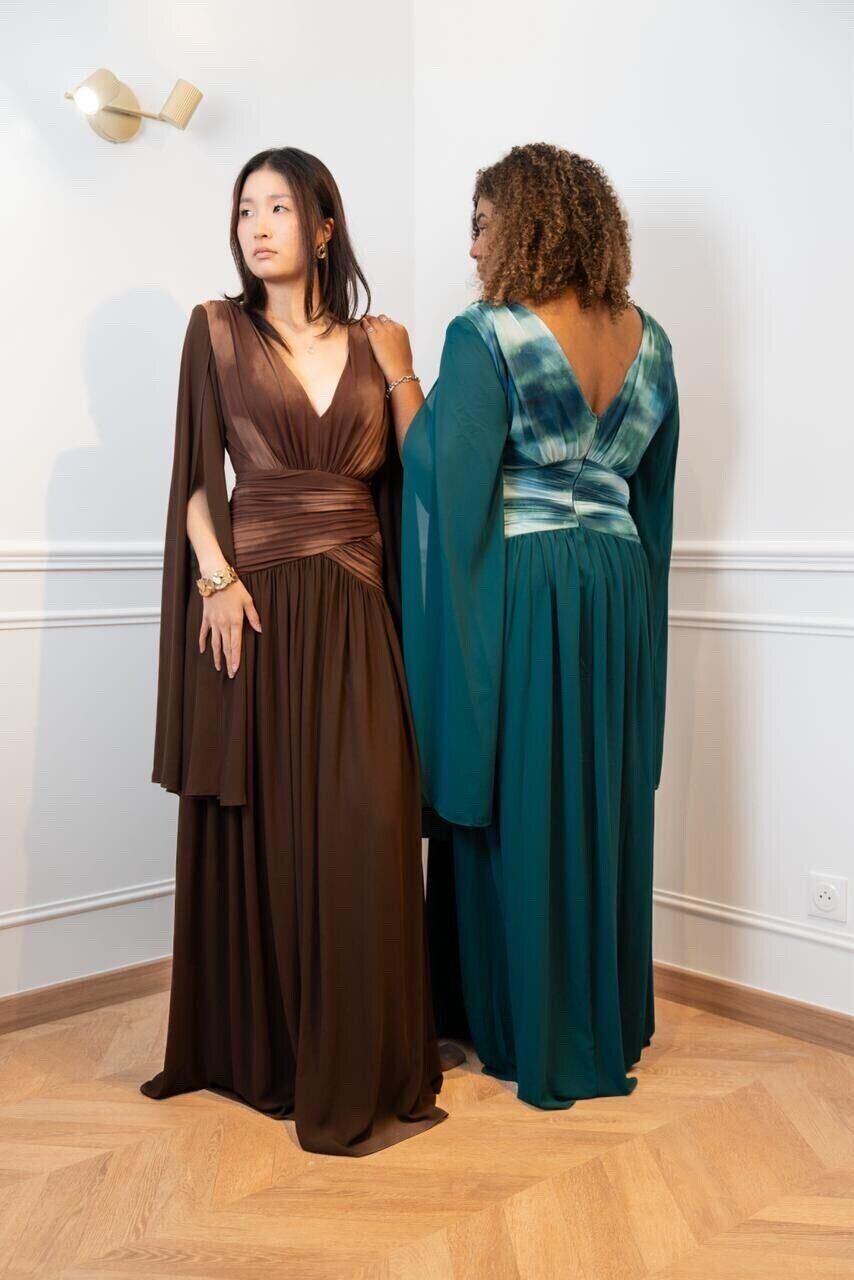 Grossiste REVEROSE by Lucas & Emma - SALEM - Robe longue de soirée à col V, haut imprimé cintré à manches ouverte larges style cape, tombé ample plissé | GRANDES TAILLES
