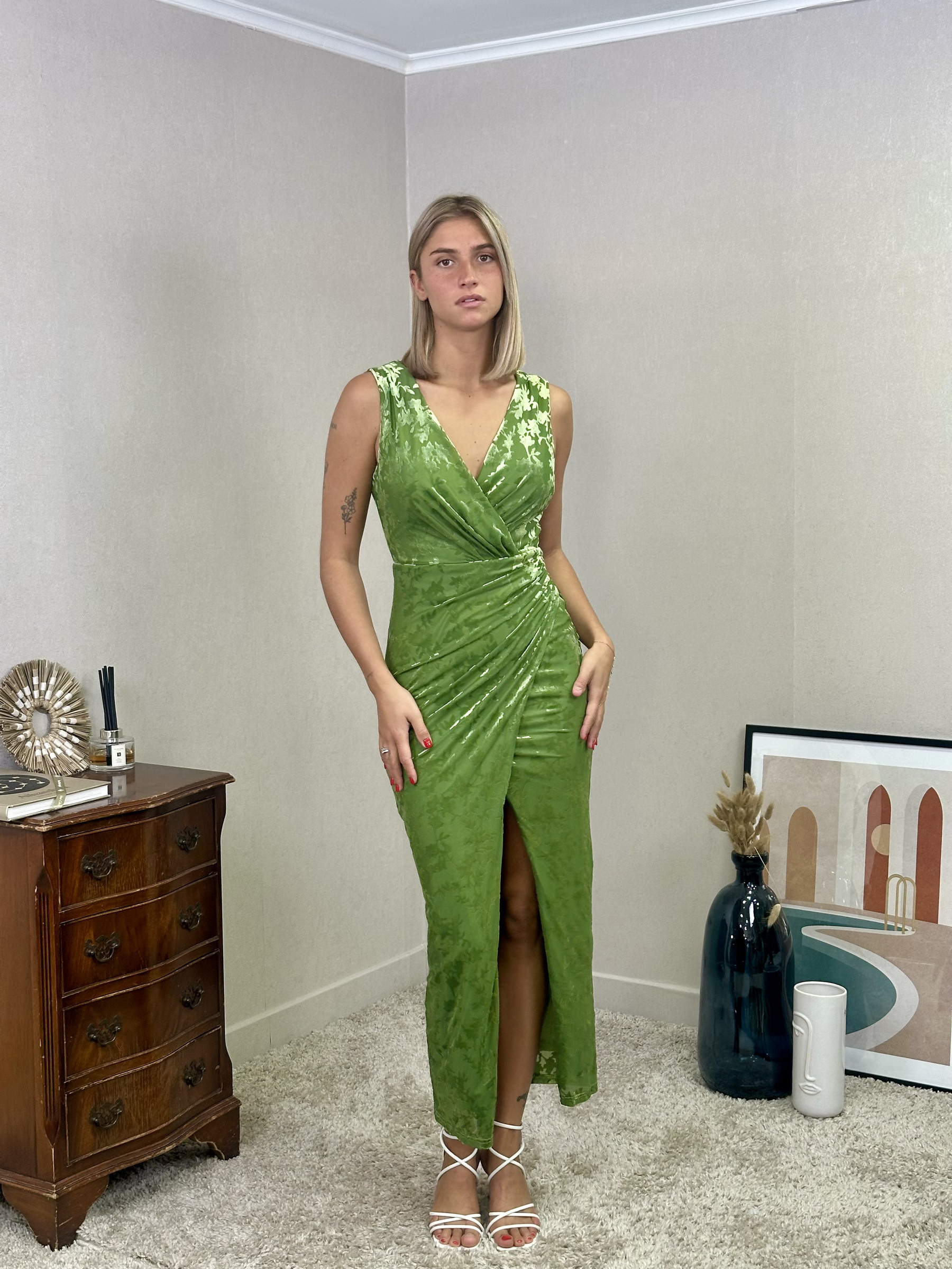 Mayorista REVEROSE by Lucas & Emma - FALIRAKI - Vestido midi de terciopelo cruzado con tirantes anchos, corte sirena ajustado, estampado de hojas