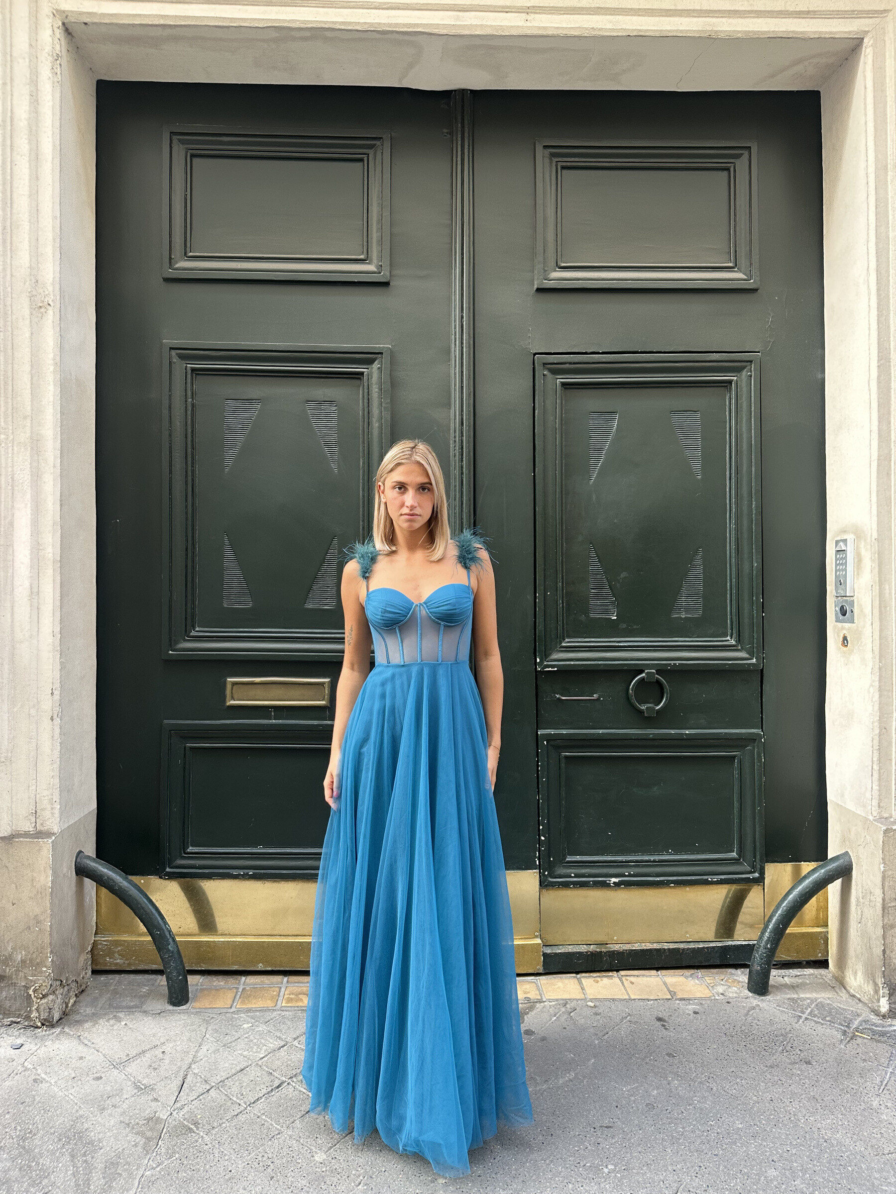 Grossiste REVEROSE by Lucas & Emma - BOSTON - Robe longue de soirée à corset épaules à plumes, jupe type tulle