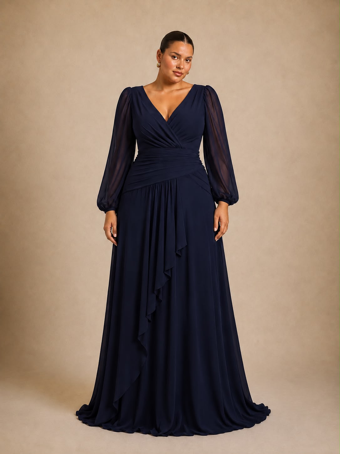 Großhändler REVEROSE by Lucas & Emma - WUXI - Elegantes langes Abendkleid mit Wickeloptik, langen Ärmeln, tailliert, mit Rüschen und Falten | GROSSE GRÖSSEN Großhändler REVEROSE by Lucas & Emma - WUXI - Elegantes langes Abendkleid mit Wickeloptik, langen Ärmeln, tailliert, mit Rüschen und Falten | GROSSE GRÖSSEN