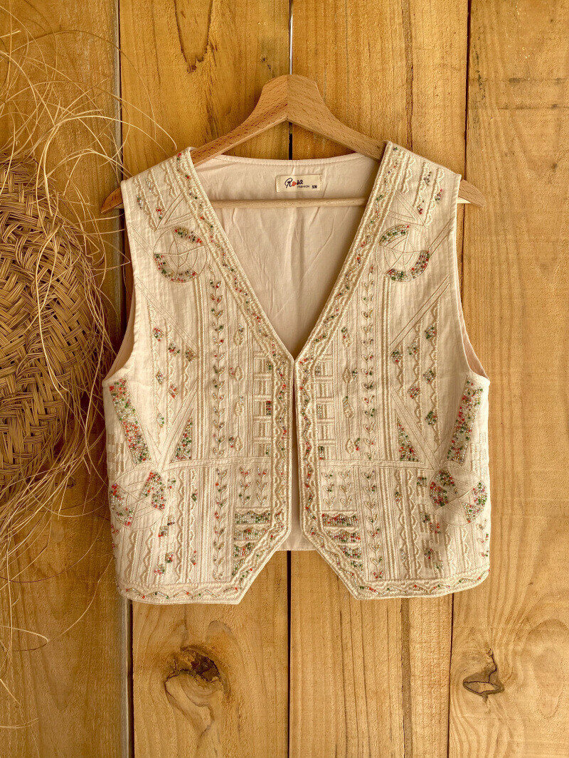 Grossista Rosa Fashion - Gilet con fiori ricamati