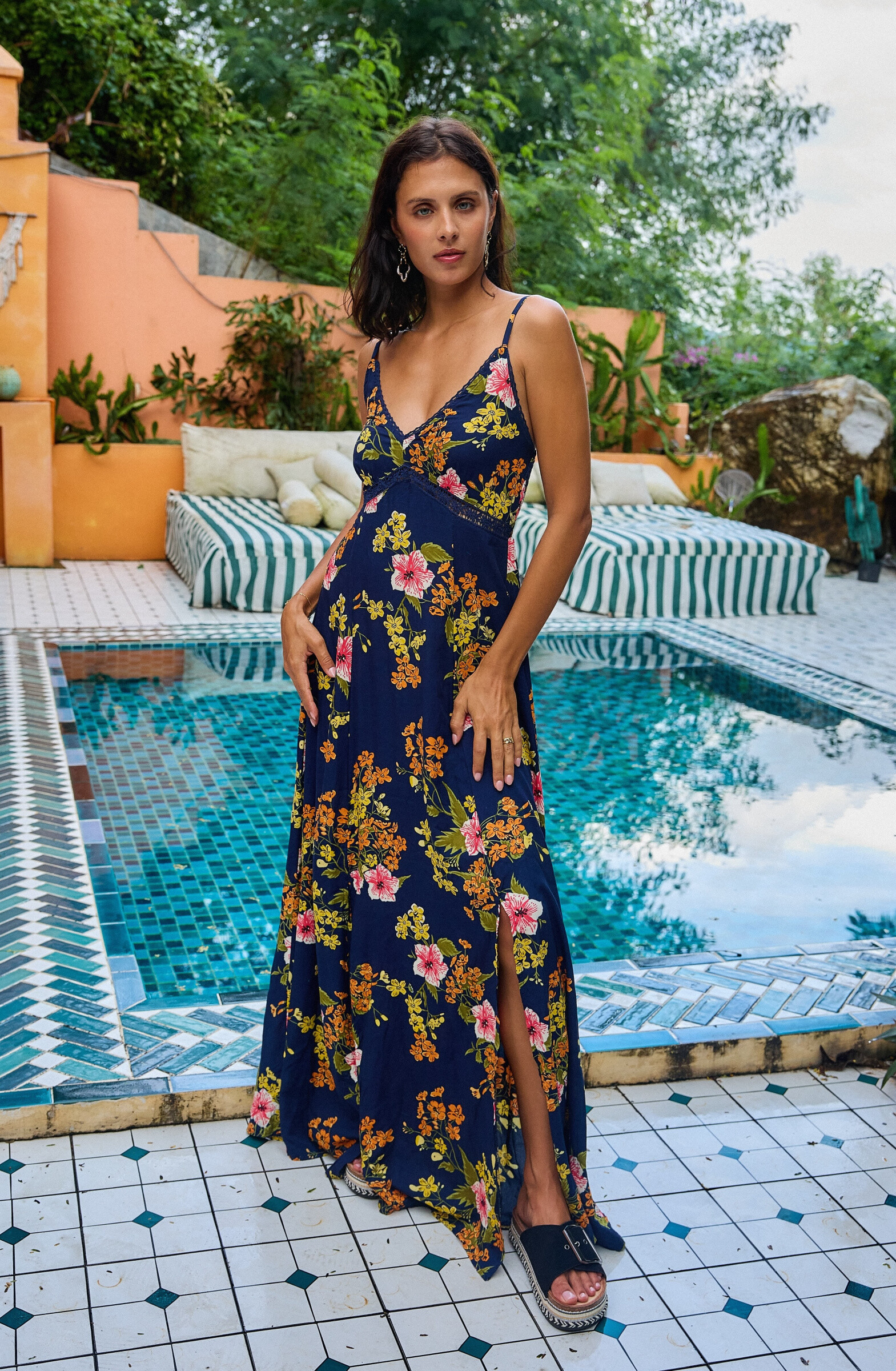Grossiste Rosa Fashion - Robe longue fleurie avec fente et bretelles fines