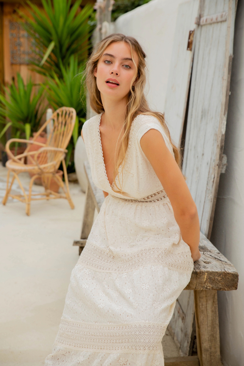 Grossiste Rosa Fashion - Robe longue en dentelle et broderies