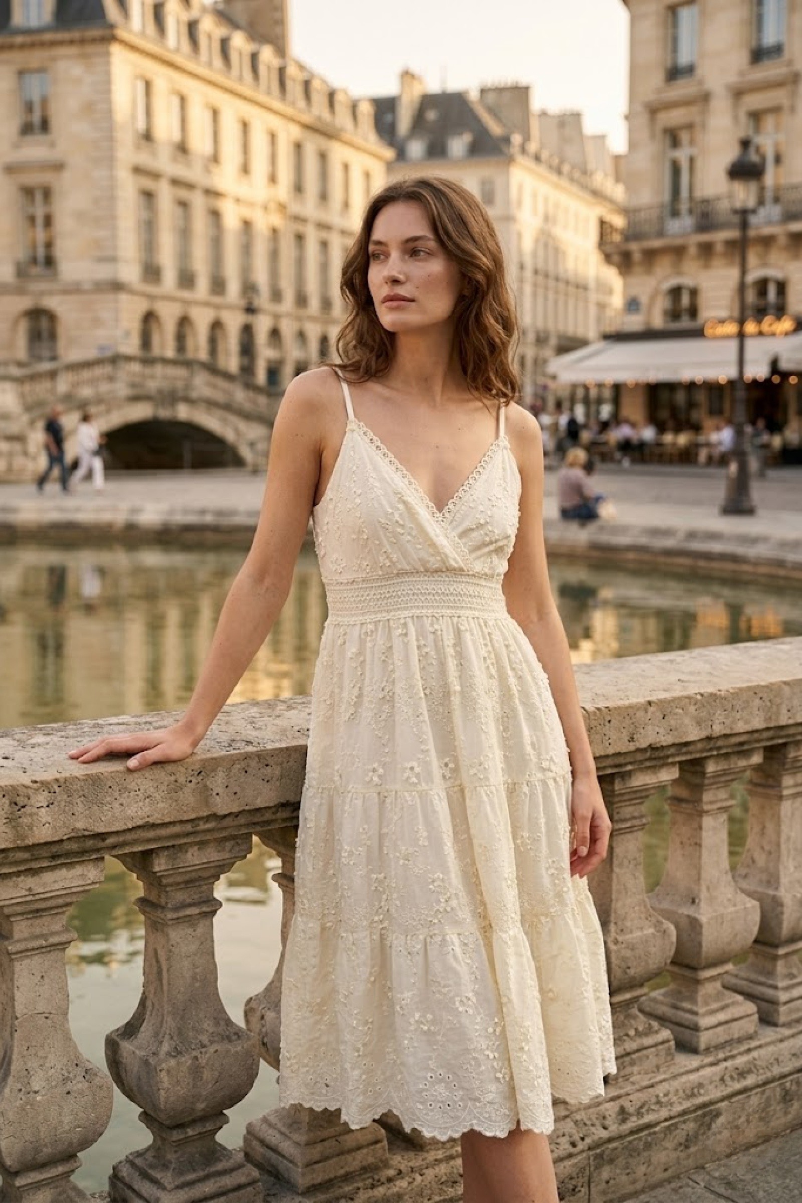 Grossiste Rosa Fashion - Robe courte à bretelles festonnée