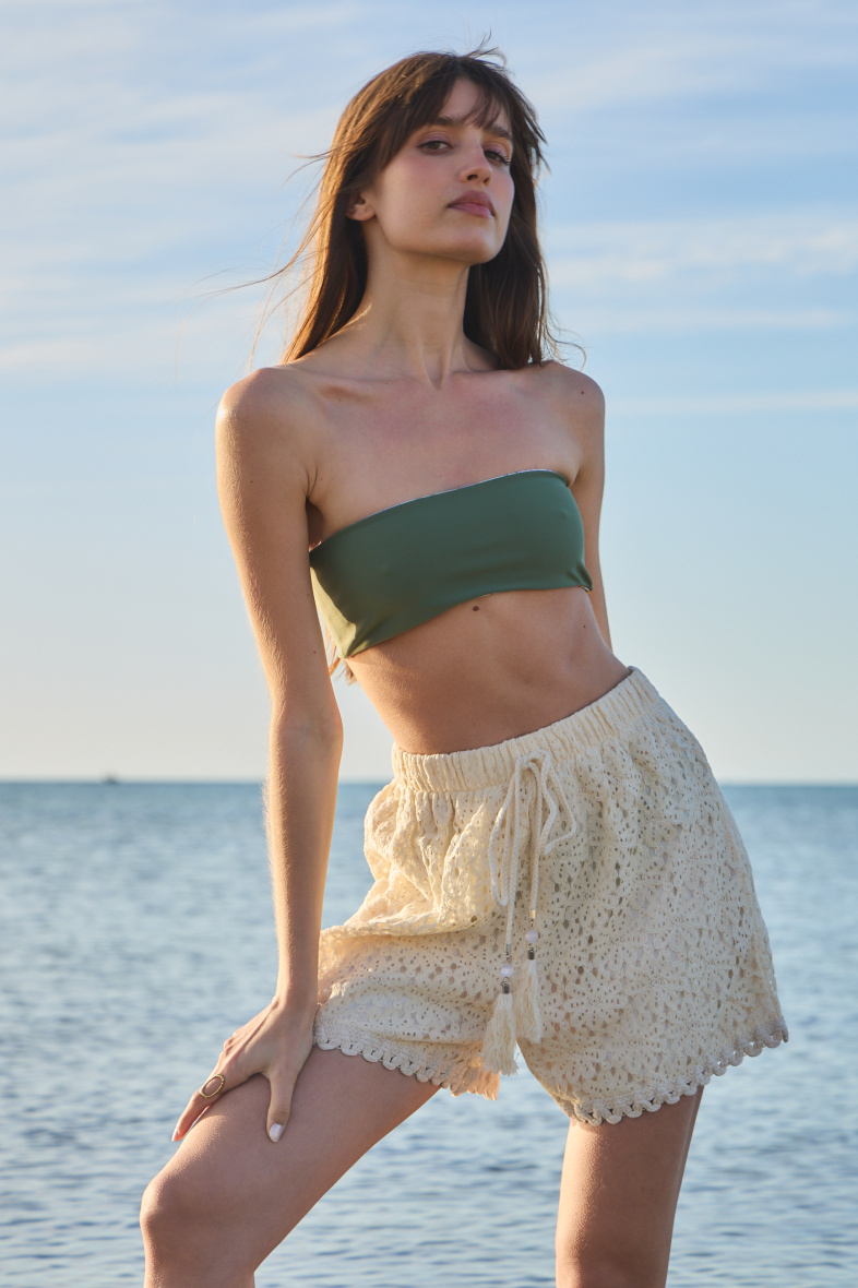 Grossiste Rosa Fashion - Short en dentelle et broderies