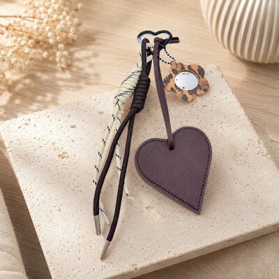 Grossiste ROSE PINK - GRIGRI DE SAC OU PORTE CLÉS : PETIT MIROIR + CŒUR EN SIMILI CUIR + CORDONS Grossiste ROSE PINK - GRIGRI DE SAC OU PORTE CLÉS : PETIT MIROIR + CŒUR EN SIMILI CUIR + CORDONS