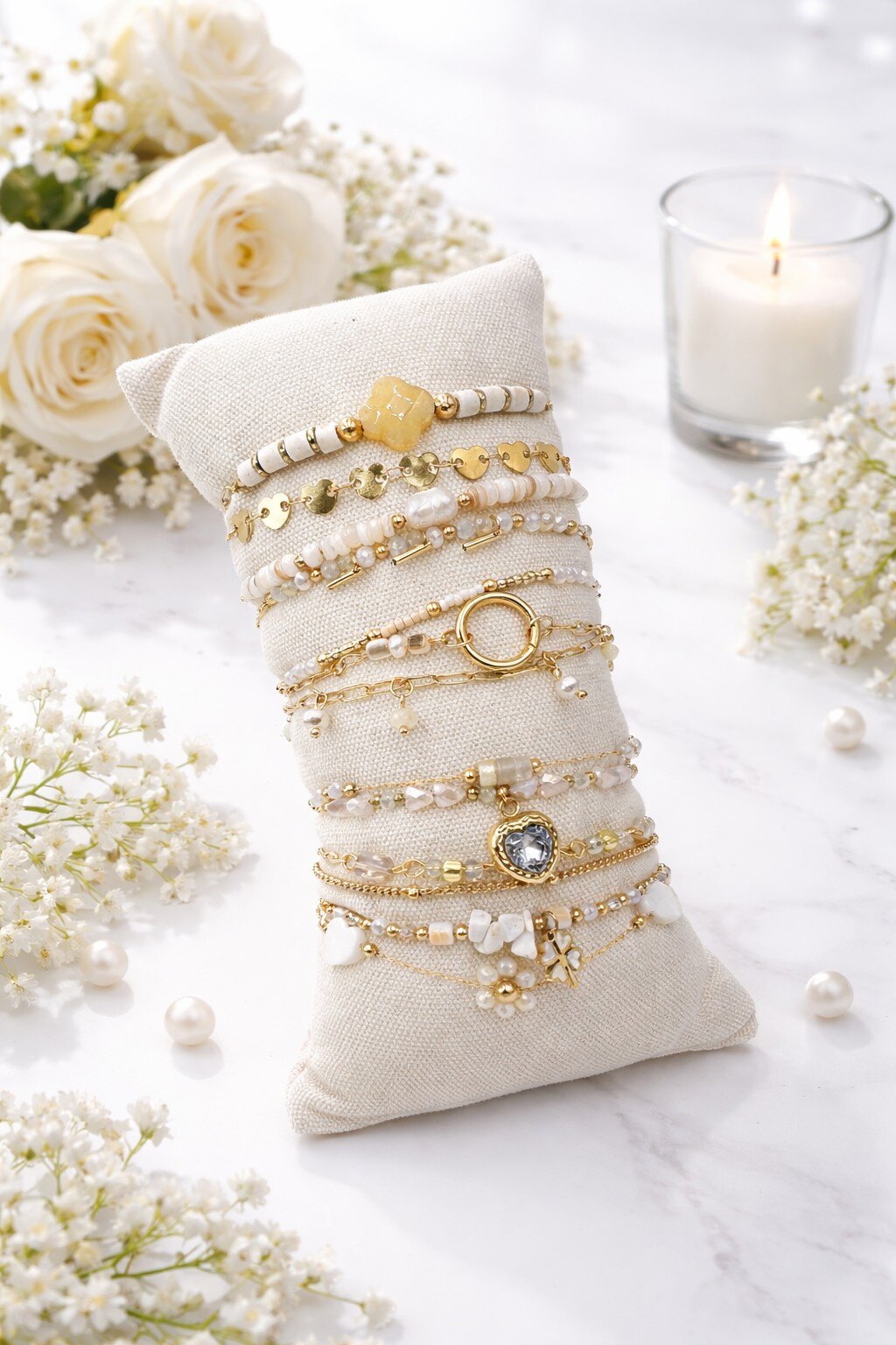 Grossiste ROSE PINK - 12 BRACELETS ORNES DE PIERRES ET DE PERLES EN ACIER INOXYDABLE SUR COUSSIN