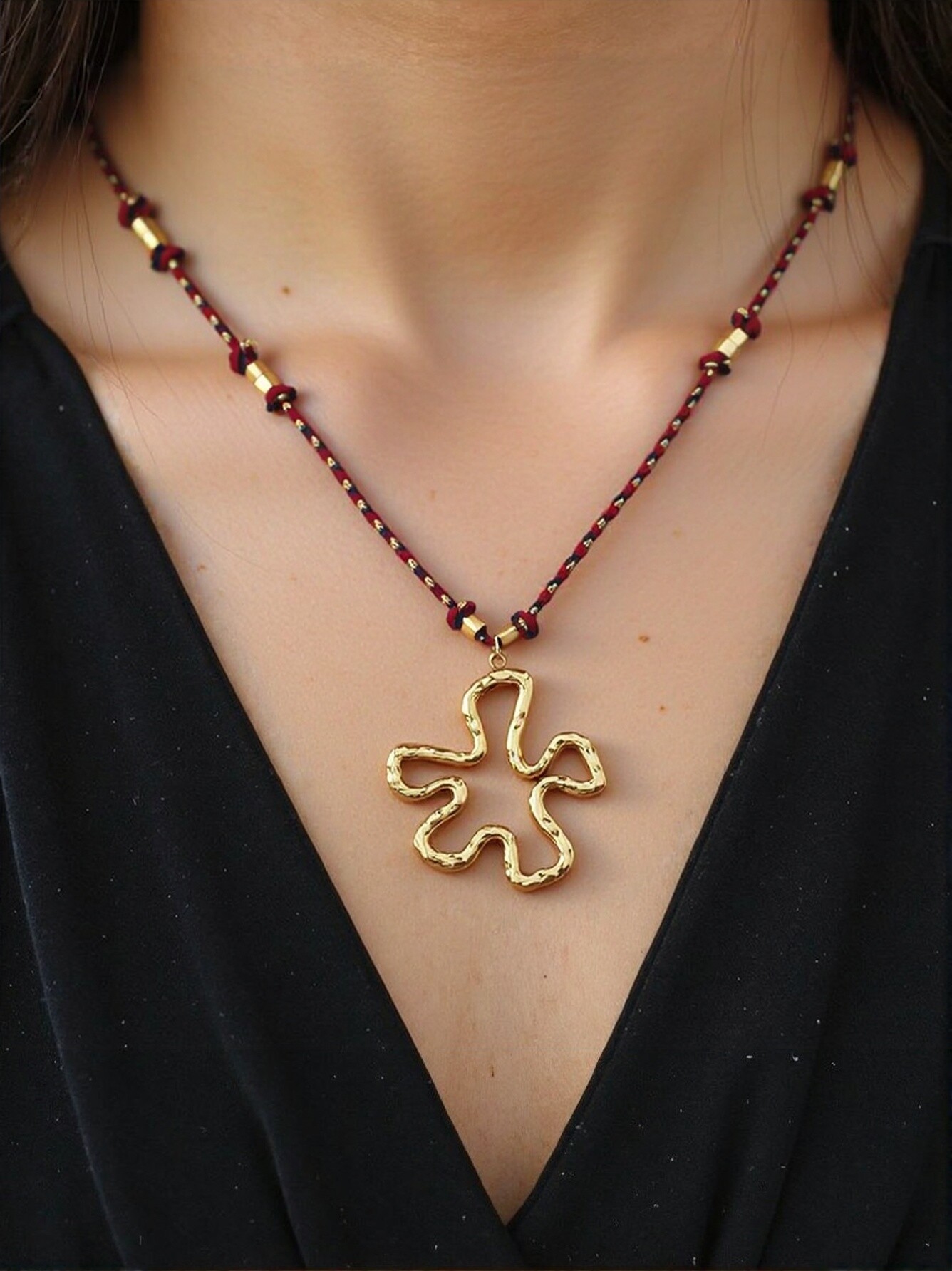 Collier élégant en acier inoxydable avec cubes et pendentif fleur, parfait pour l'hiver, importé de Chine.